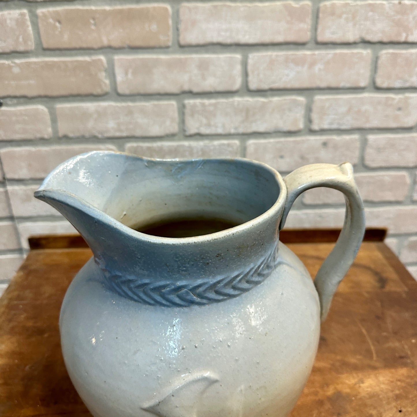 ANTIQUE BLUE WHITE RED WING STONEWARE SALT GLAZE " LILY " PITCHER YELLOWARE