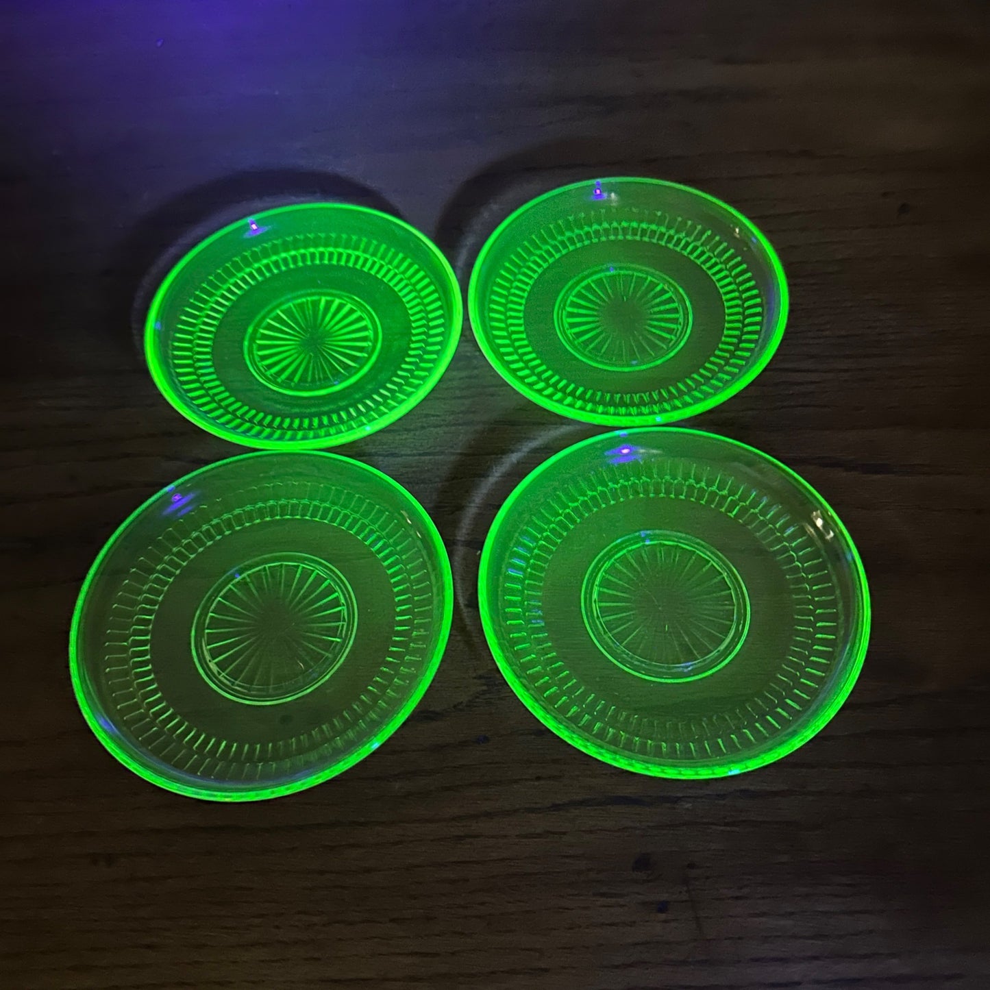4pc Anchor Hocking Roulette Dessert Tea Cup Saucer Plates Uranium Vasline Depression Glass