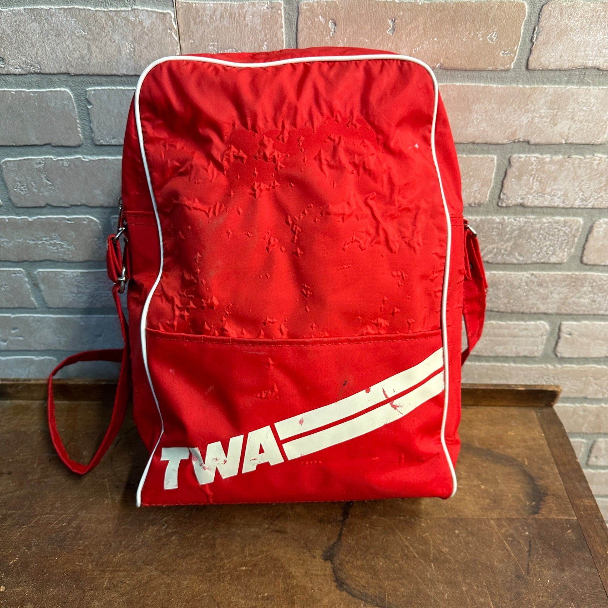 VINTAGE TWA AIRLINE ATTENDANT ZIPPERED SHOULDER CARRY-ON BAG