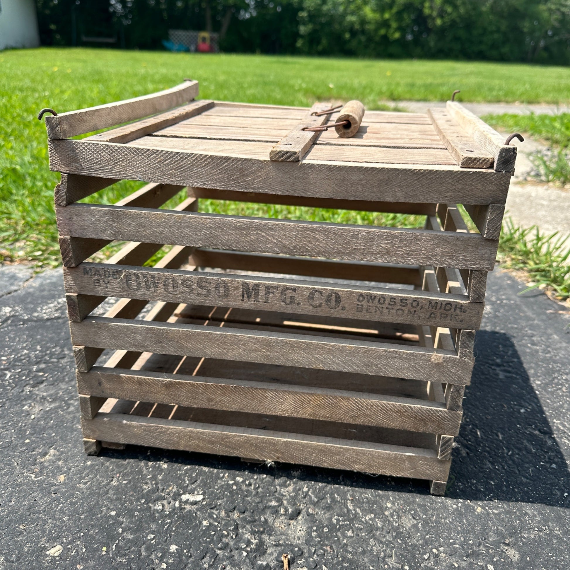 Antique Humpty Dumpty Owosso Mfg. Co. Wood Chicken Egg Crate W/ Lid