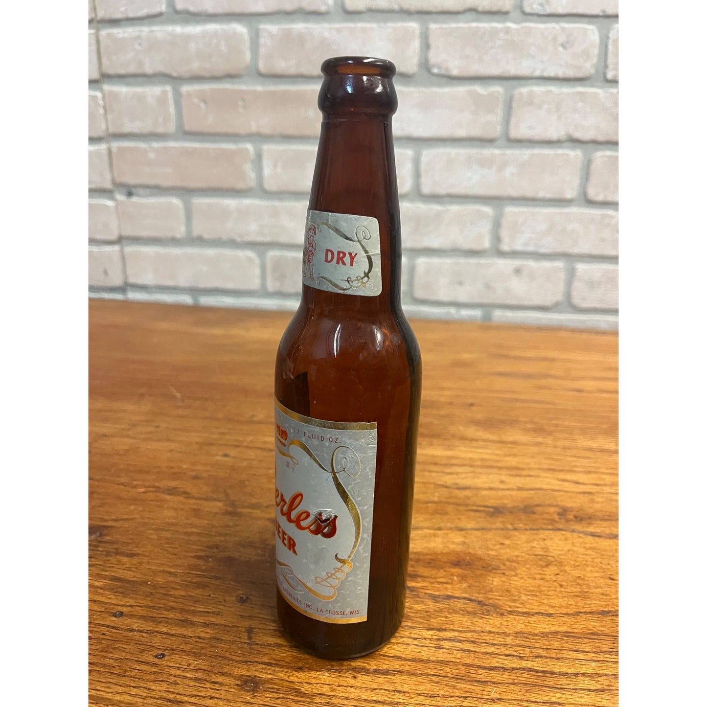 Vintage 1950s Peerless 12 Oz Paper Label Beer Bottle La Crosse Wis Gnome Elf