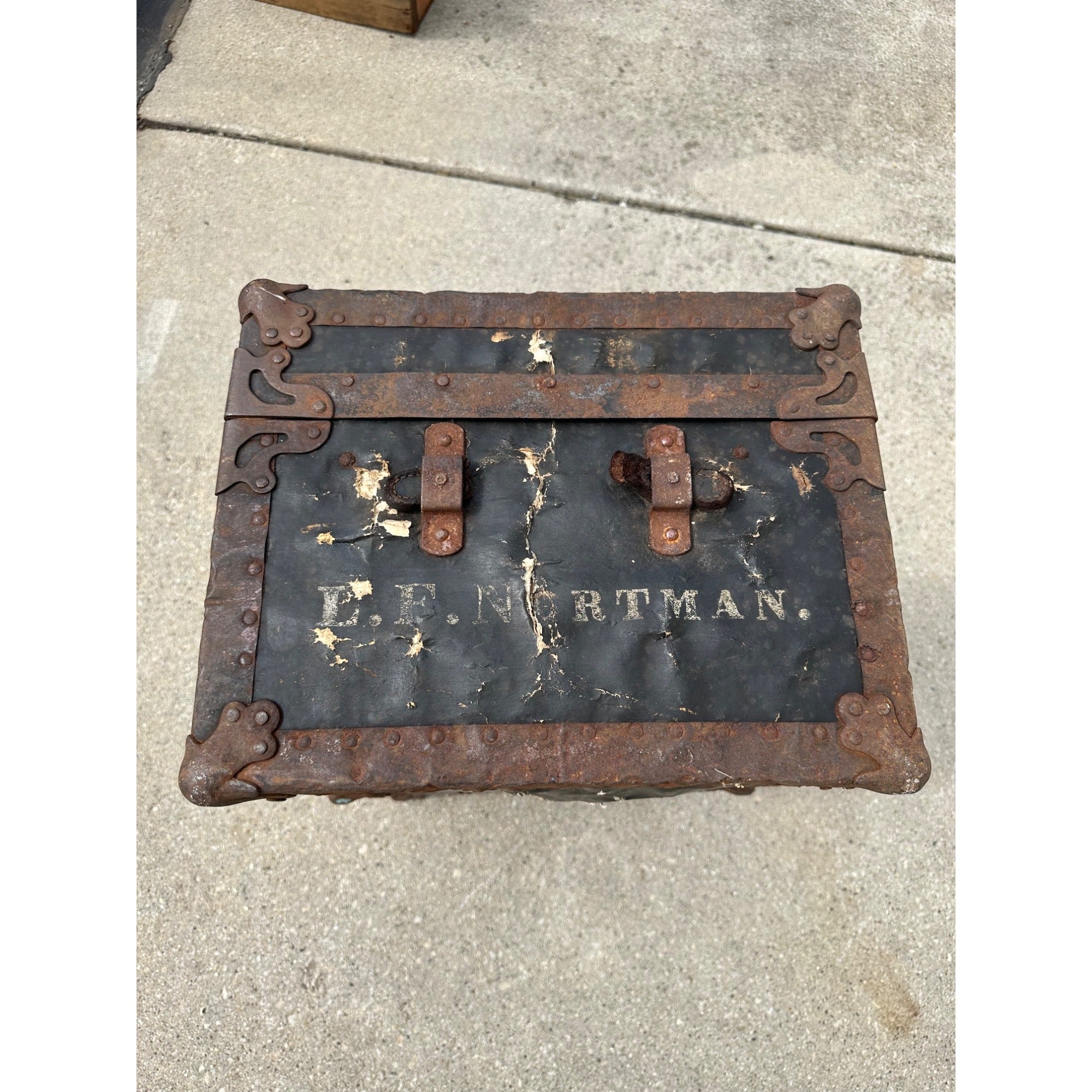 Original WWI Lieutenant Leroy Nortman 33rd Division Storage Trunk Foot Locker WW1