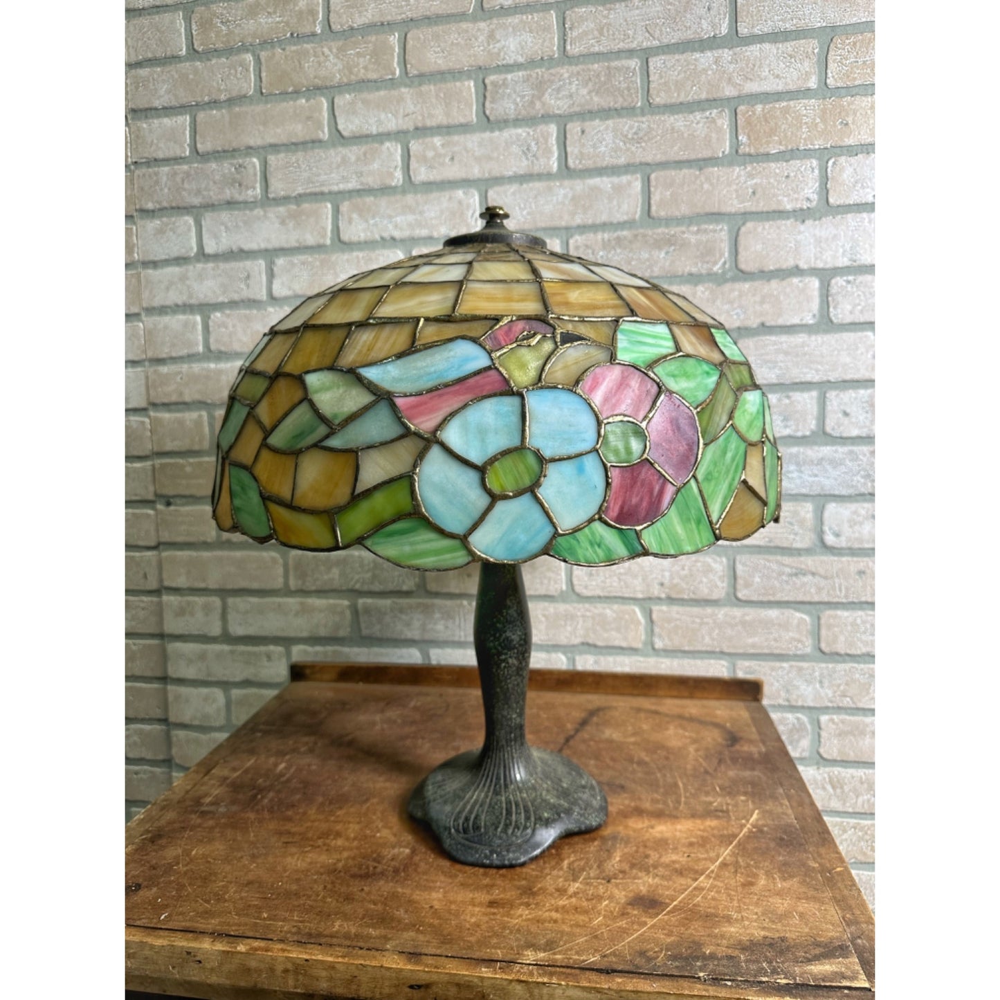 ANTIQUE MILLER LEADED STAINED SLAG GLASS "BIRD" SHADE LAMP W/ MOE BRIDGES BASE