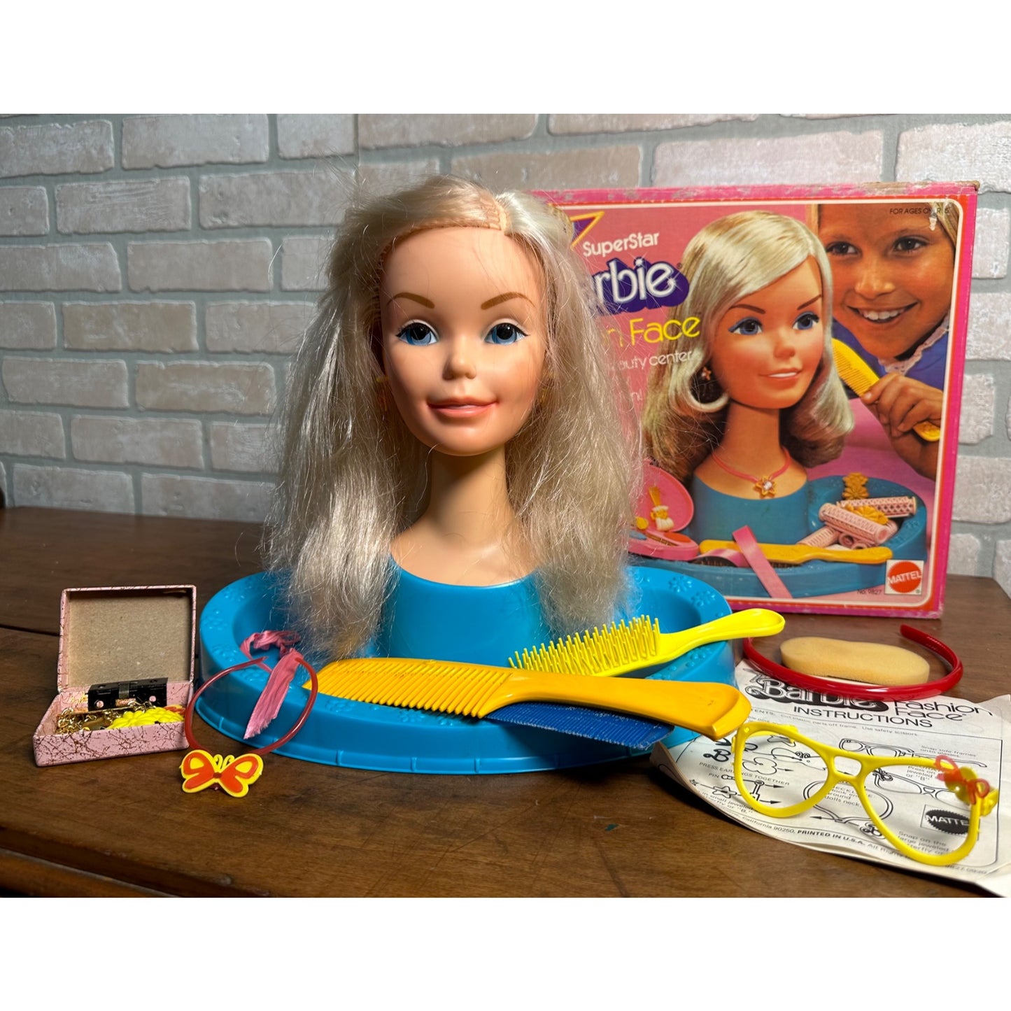 VINTAGE 1976 BARBIE SUPERSTAR FASHION FACE BEAUTY CENTER MAKE-UP JEWELRY + BOX