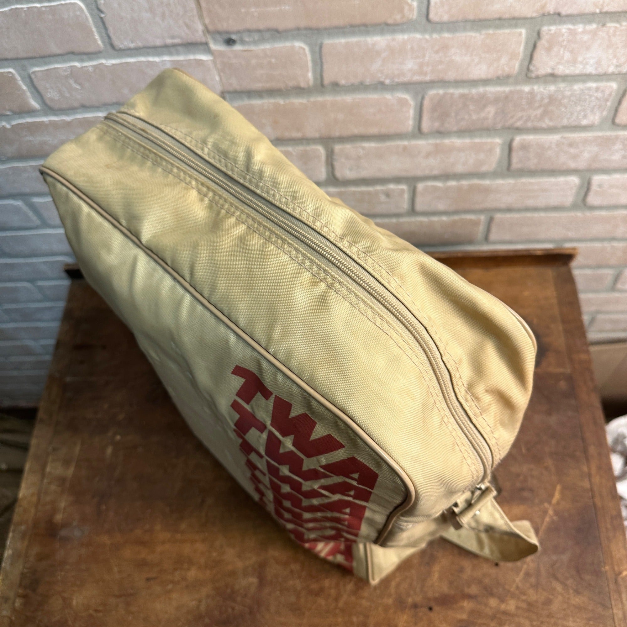 VINTAGE TWA AIRLINE ATTENDANT ZIPPERED SHOULDER CARRY-ON BAG