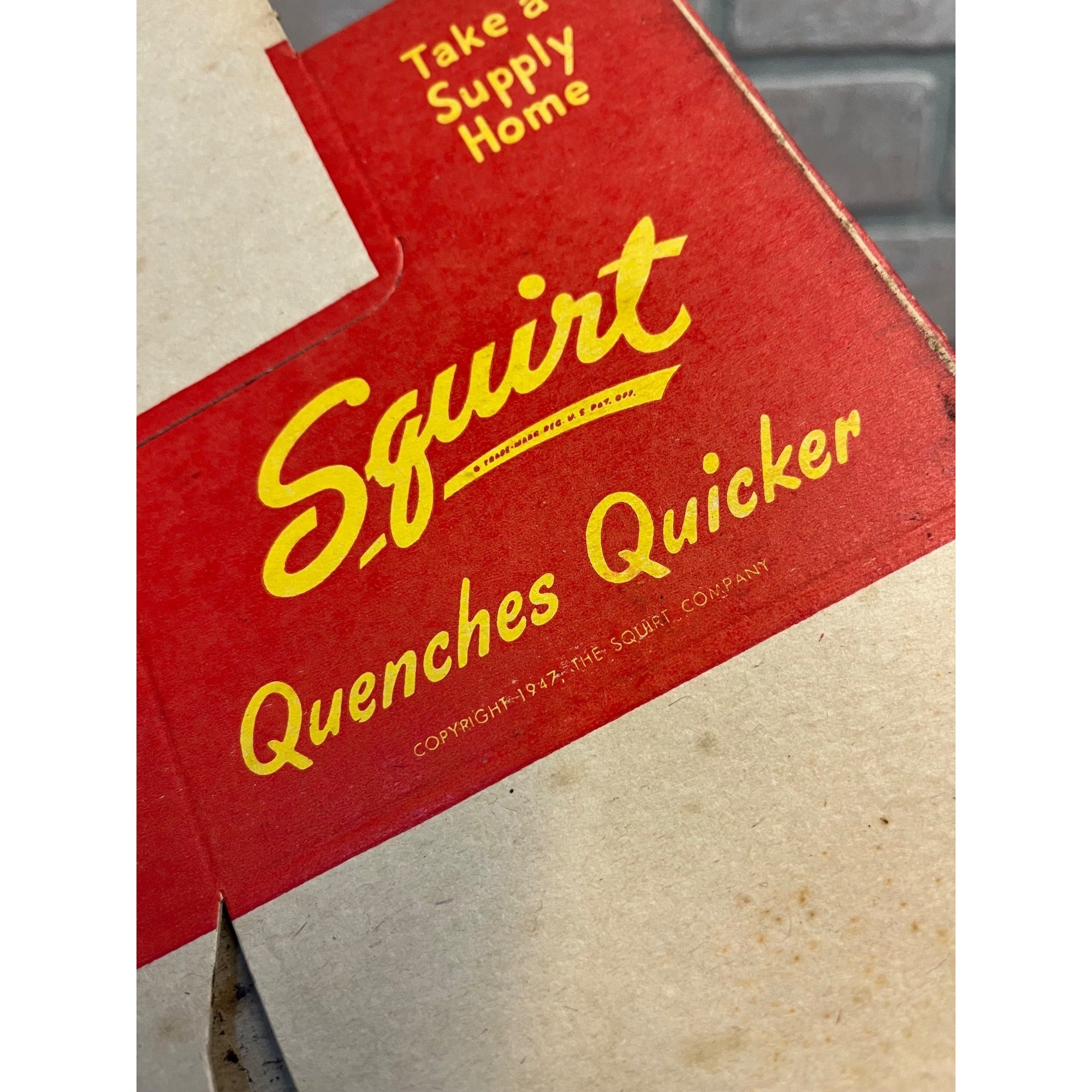 SCARCE Squirt 6-pack Cardboard Pop NOS Soda Bottle Carrier Tote Red Yellow 1947