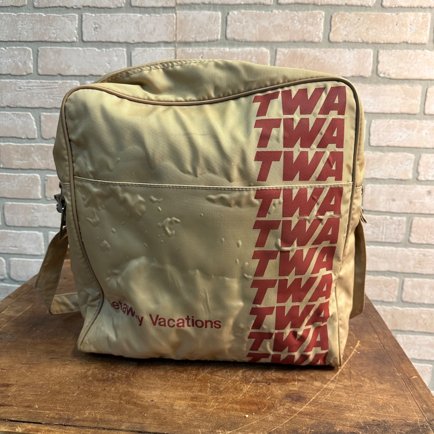 VINTAGE TWA AIRLINE ATTENDANT ZIPPERED SHOULDER CARRY-ON BAG