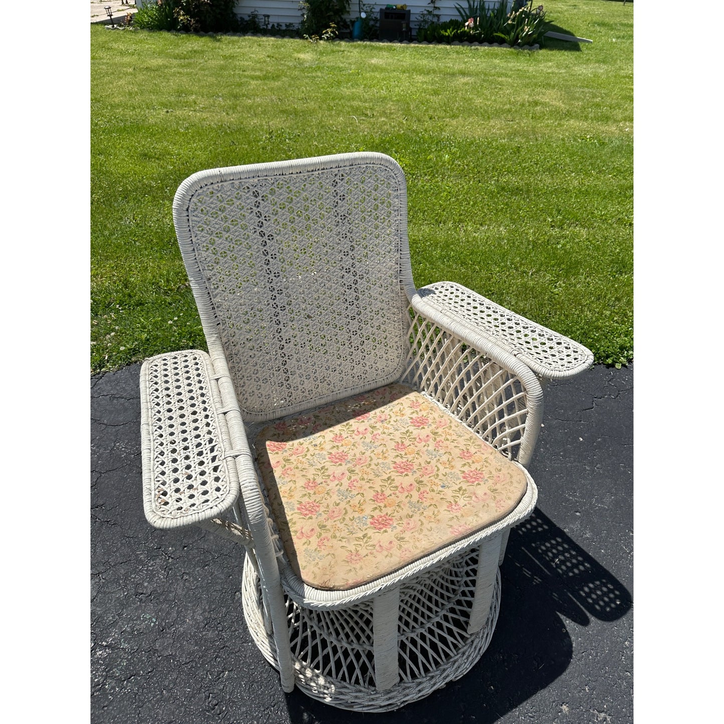 Vintage Wicker Chair - Farmhouse Patio Porch Outdoor Furniture