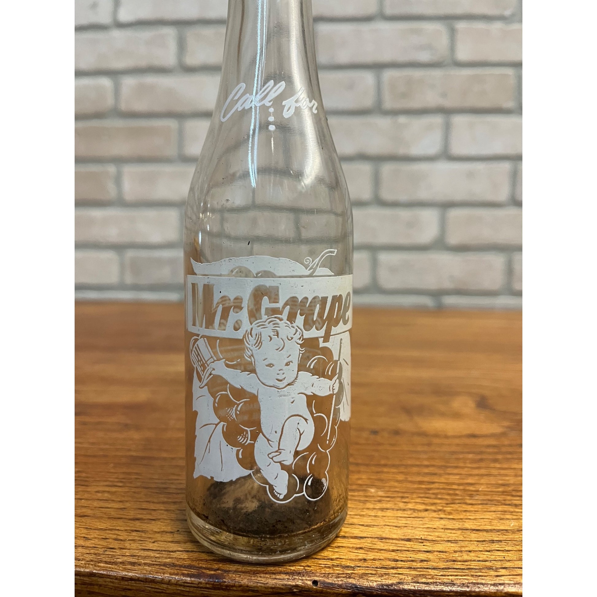 RARE Vintage Mr Grape Sky High Beverage Co. -- Milwaukee Wis -- ACL Soda Bottle