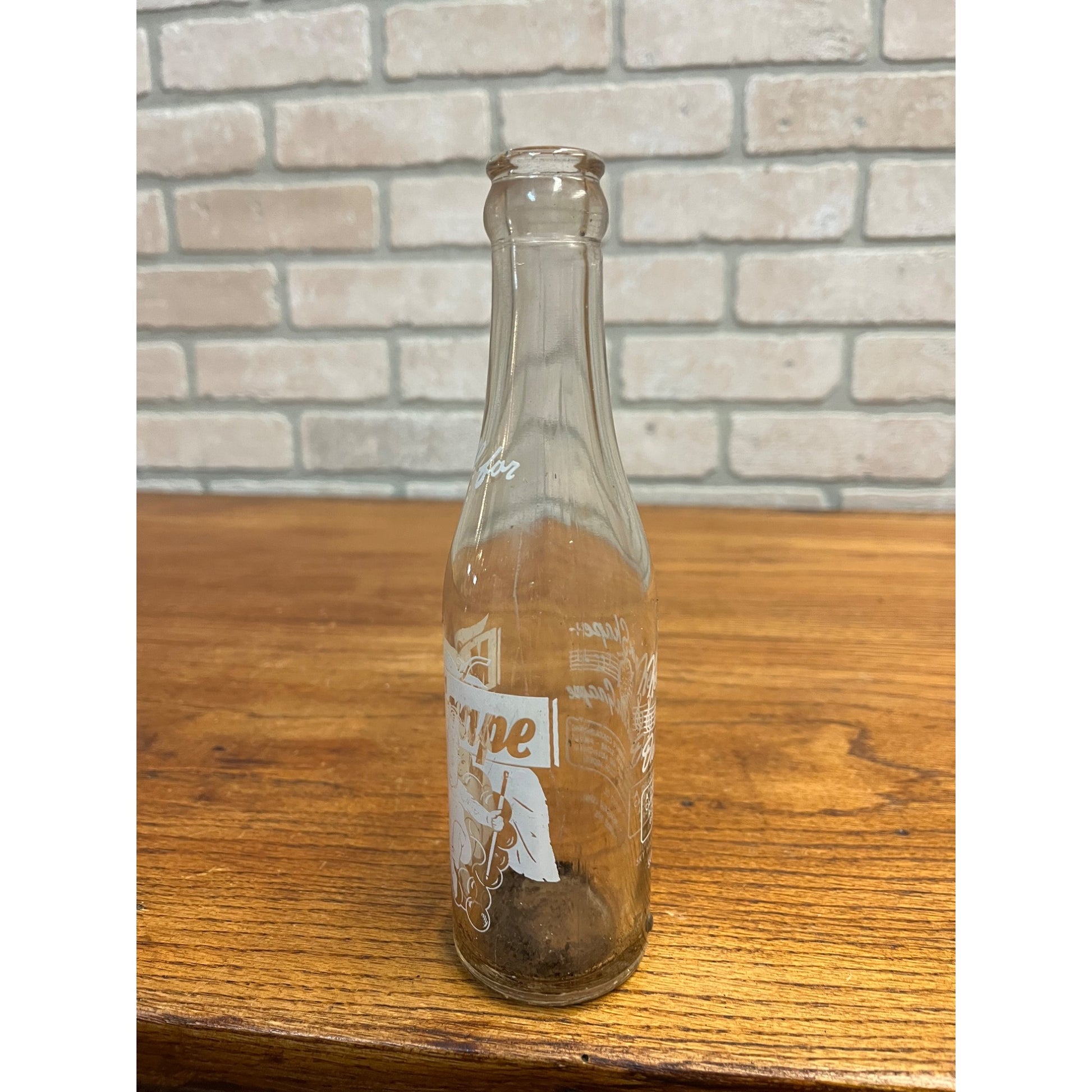 RARE Vintage Mr Grape Sky High Beverage Co. -- Milwaukee Wis -- ACL Soda Bottle