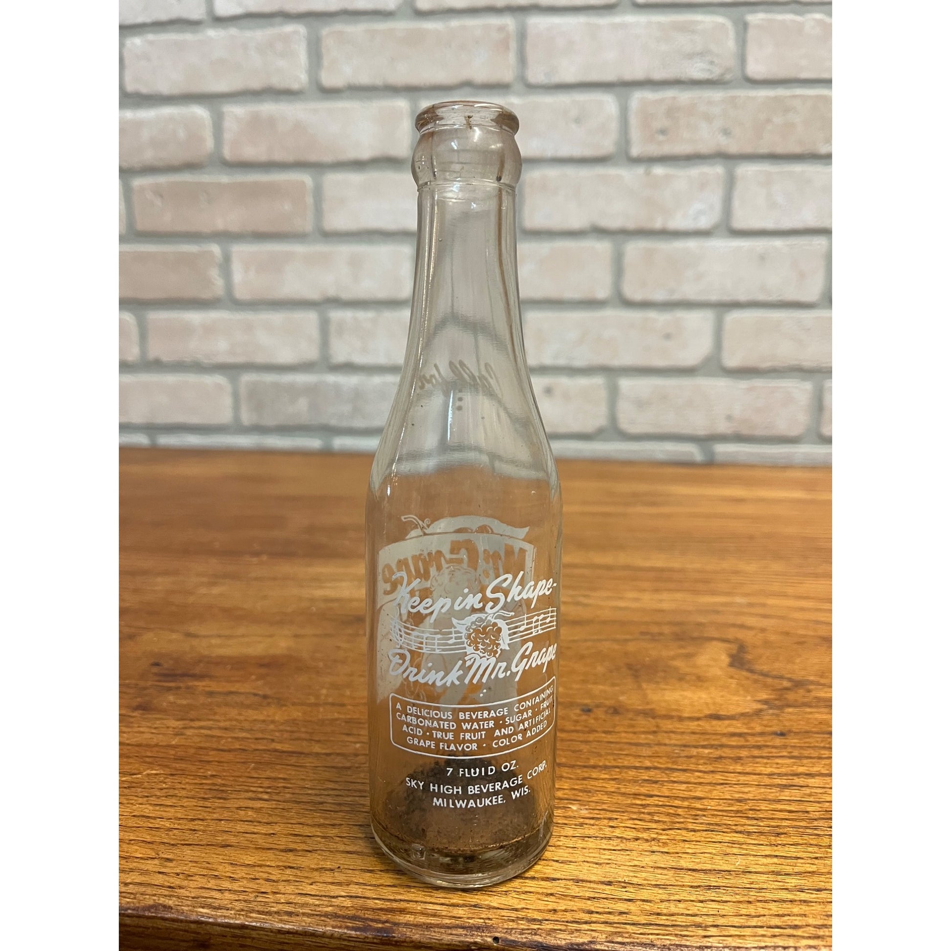 RARE Vintage Mr Grape Sky High Beverage Co. -- Milwaukee Wis -- ACL Soda Bottle