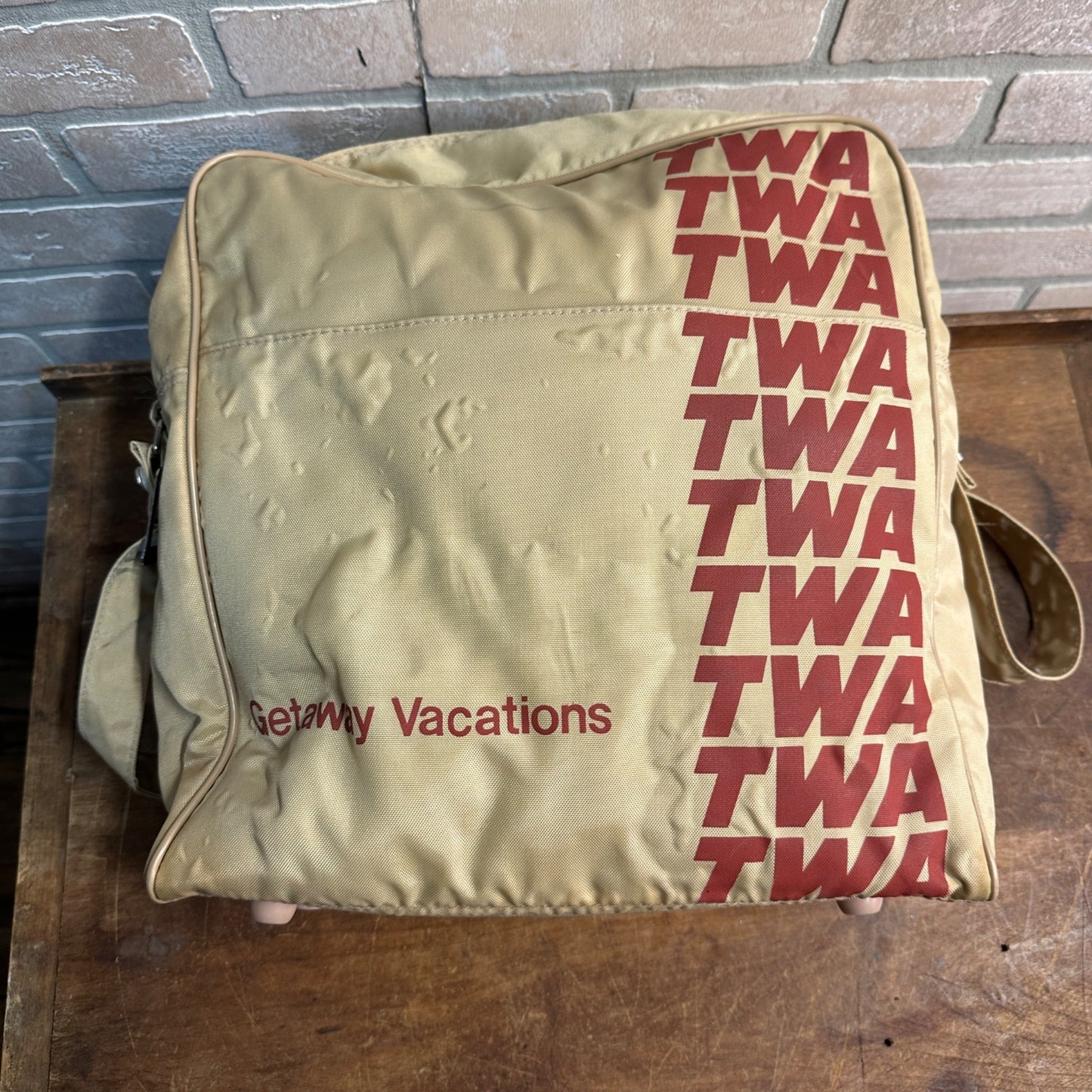 VINTAGE TWA AIRLINE ATTENDANT ZIPPERED SHOULDER CARRY-ON BAG