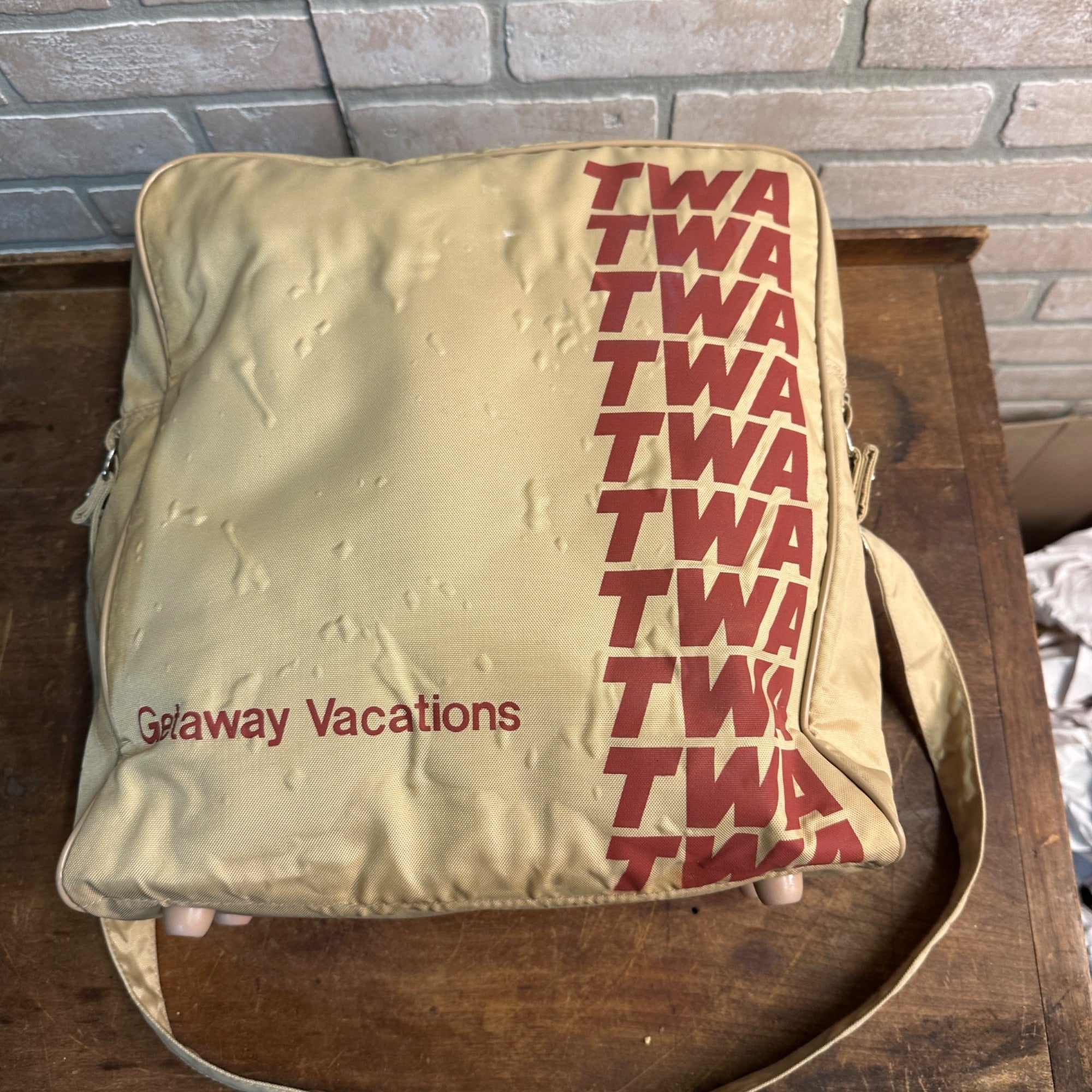 VINTAGE TWA AIRLINE ATTENDANT ZIPPERED SHOULDER CARRY-ON BAG