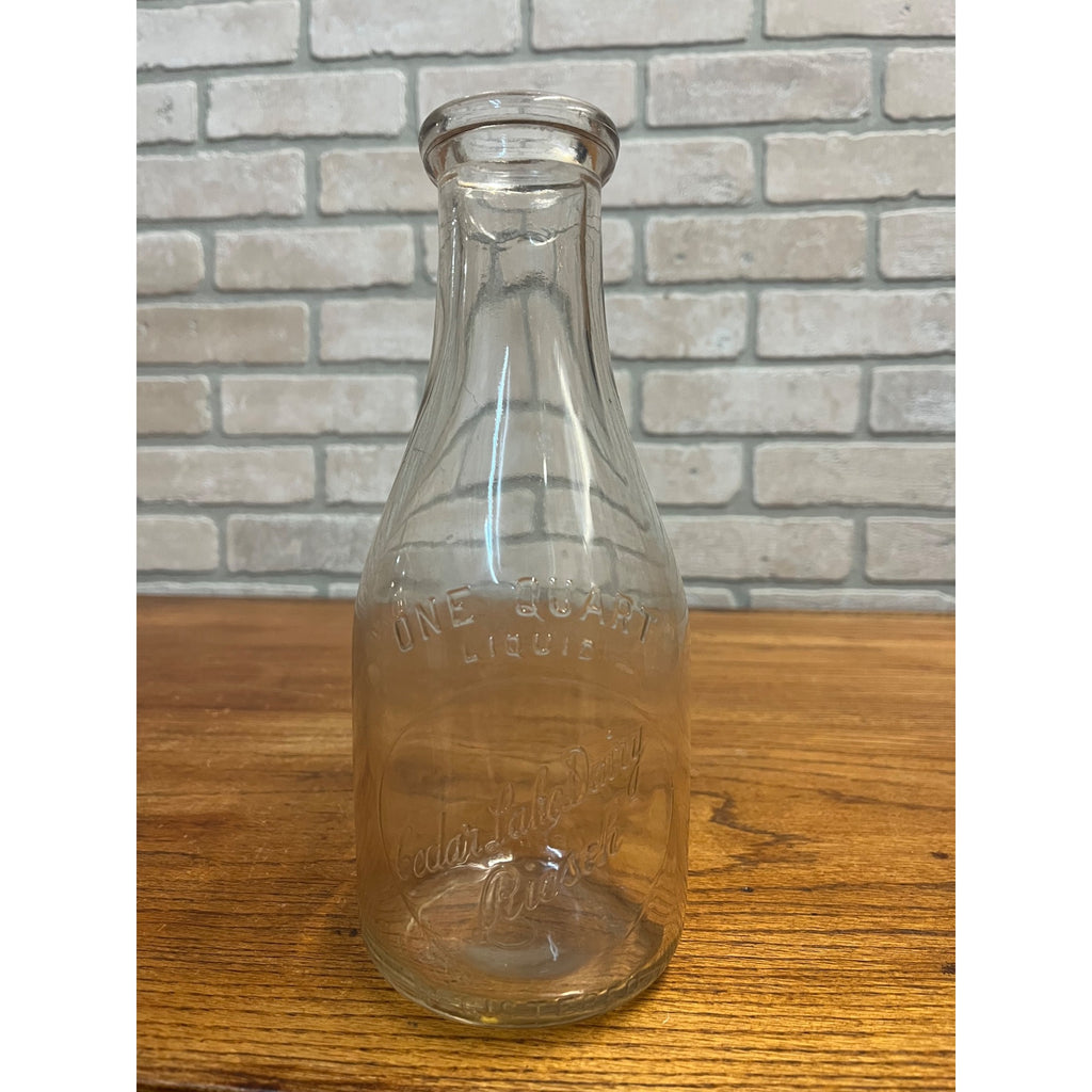 SCARCE Cedar Lake Dairy Riesch West Bend Wis Quart Bottle WI Wisconsin