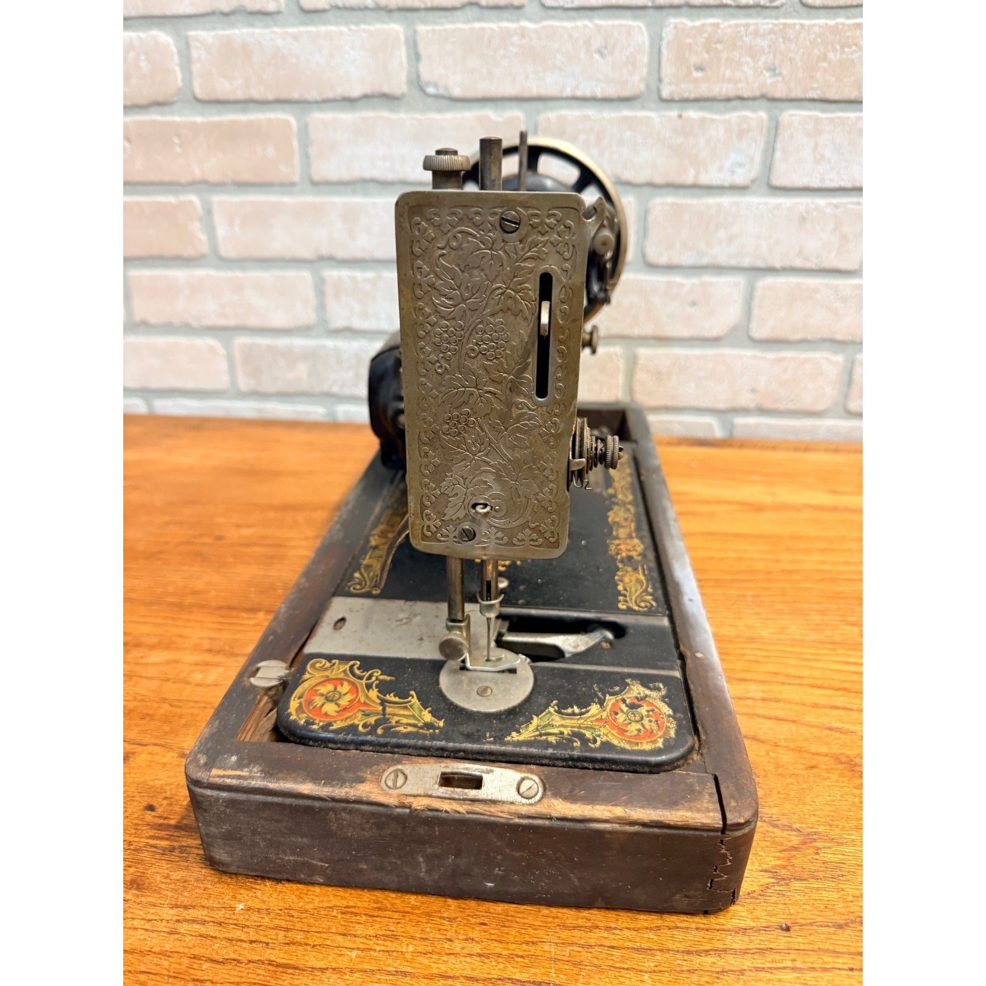 ANTIQUE SINGER SEWING MACHINE MODEL 128 LA VENCEDORA HAND CRANK - Parts / Repair