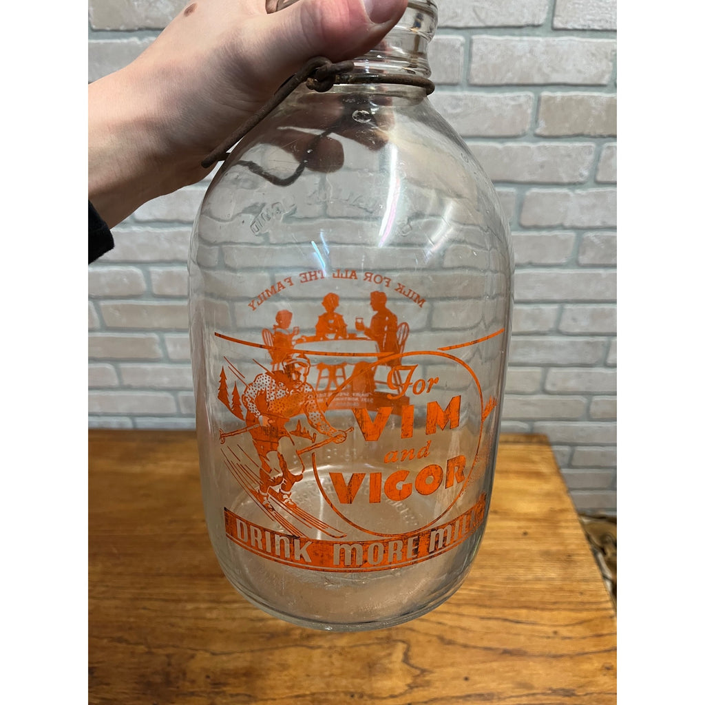 Antique Dairy Specialties Chicago Gallon Milk Bottle ACL Orange Skiing Graphics