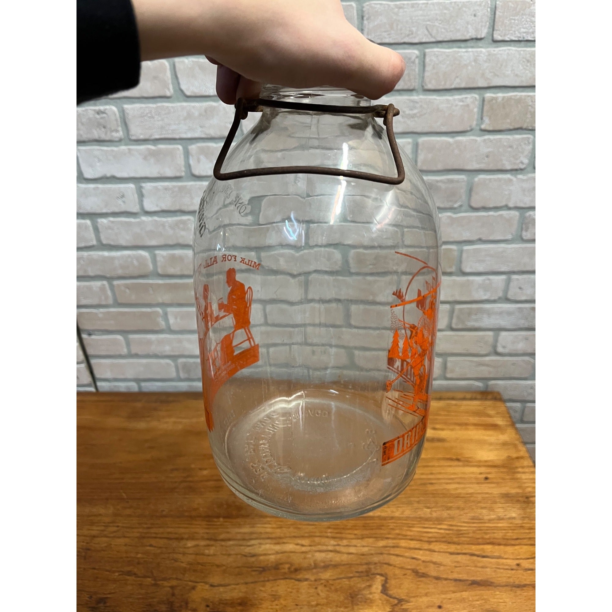 Antique Dairy Specialties Chicago Gallon Milk Bottle ACL Orange Skiing Graphics