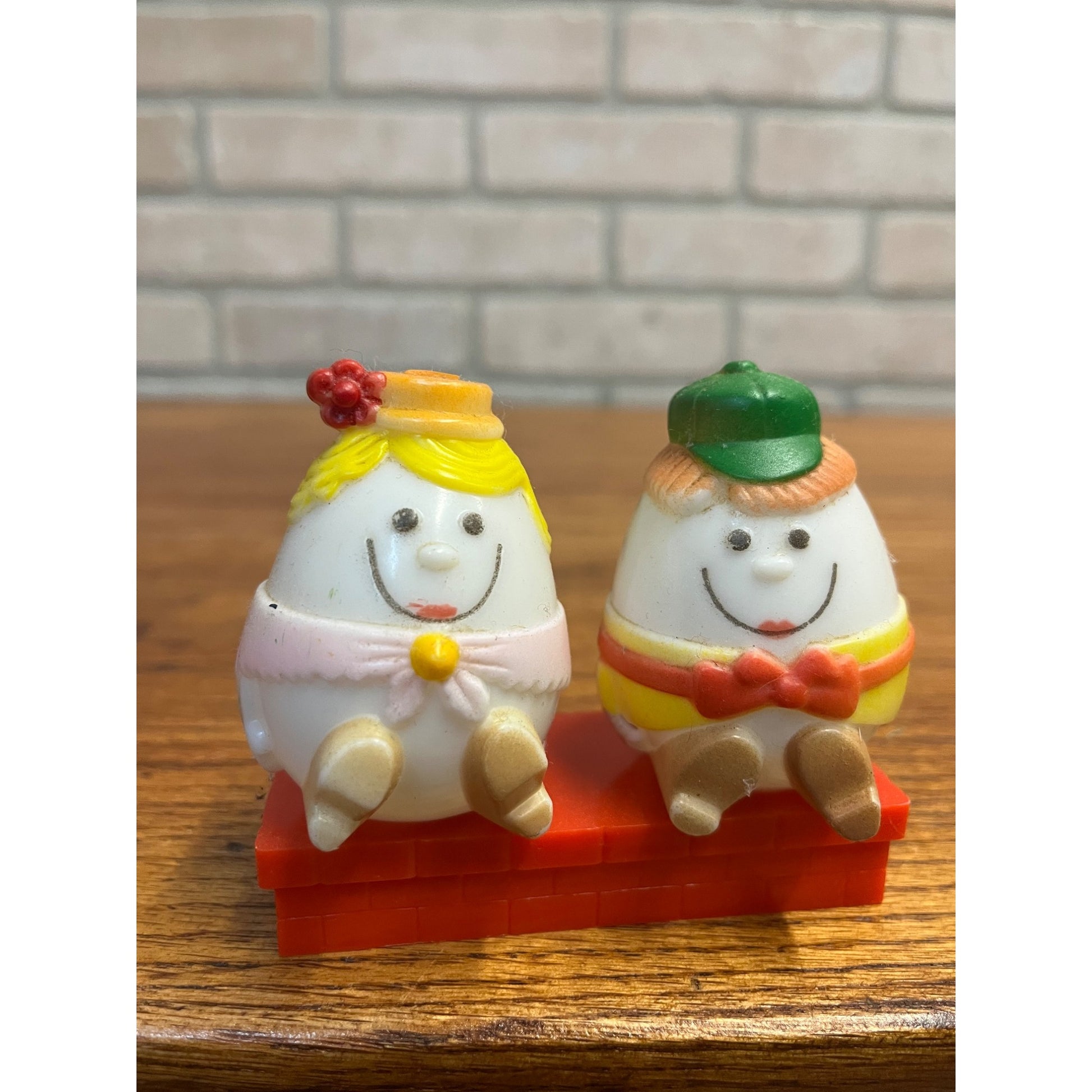 Vintage Mr & Mrs Humpty Dumpty Salt & Pepper Shakers Plastic JSNY Hong Kong