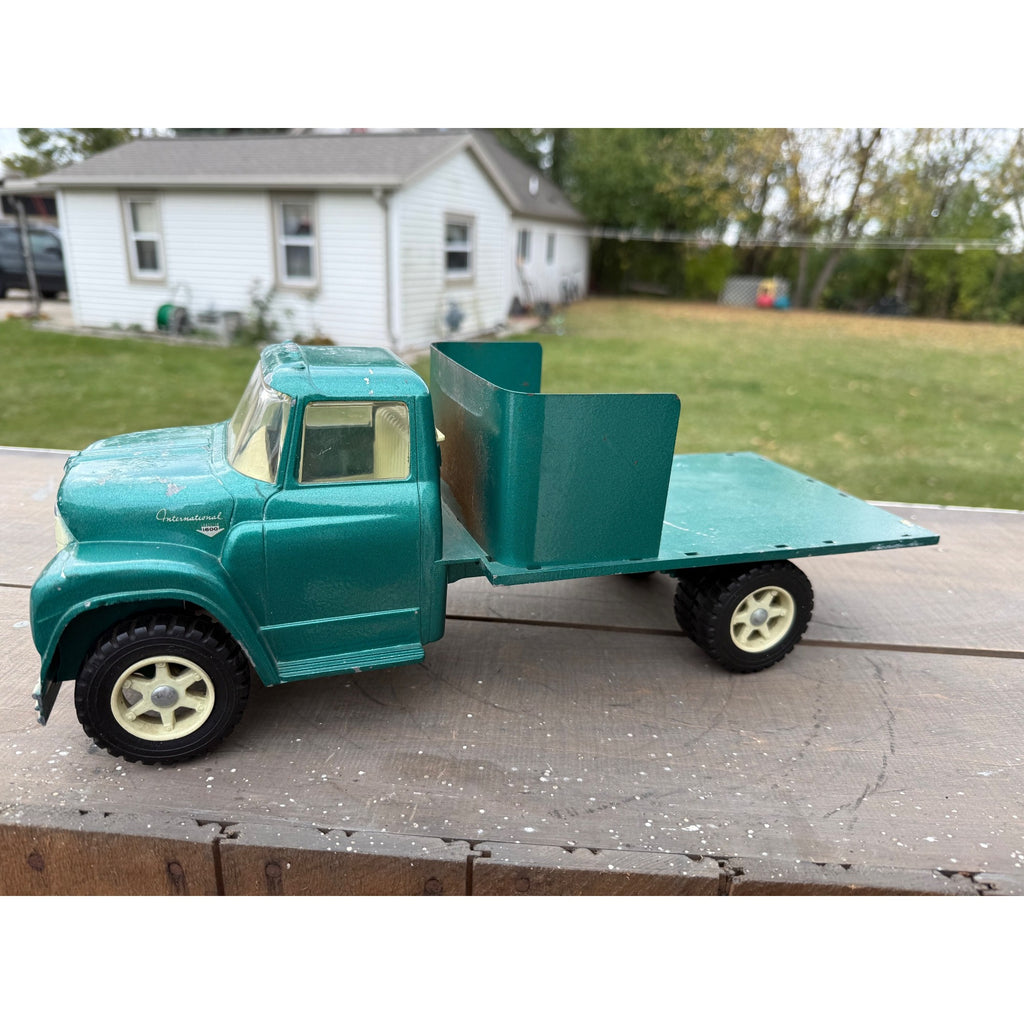 Vintage International Loadstar 1600 Green Farm Truck Pressed Steel Toy