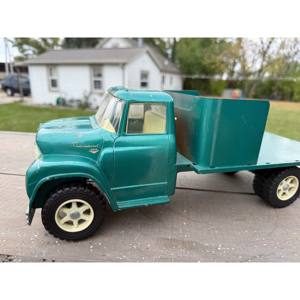 Vintage International Loadstar 1600 Green Farm Truck Pressed Steel Toy