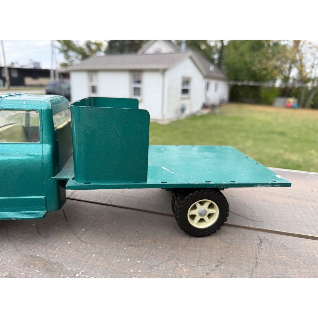Vintage International Loadstar 1600 Green Farm Truck Pressed Steel Toy