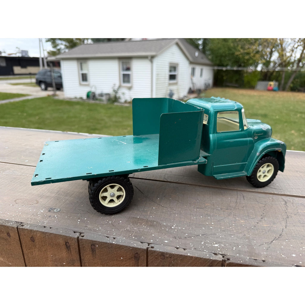 Vintage International Loadstar 1600 Green Farm Truck Pressed Steel Toy