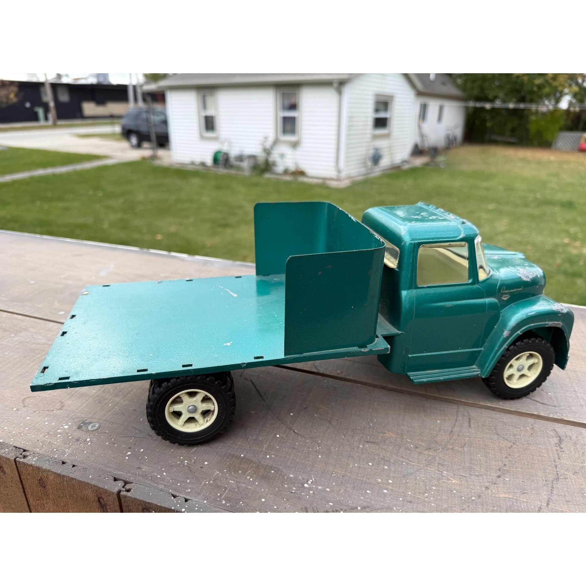Vintage International Loadstar 1600 Green Farm Truck Pressed Steel Toy