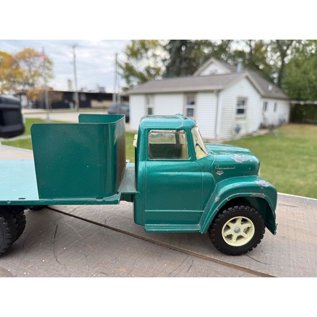 Vintage International Loadstar 1600 Green Farm Truck Pressed Steel Toy