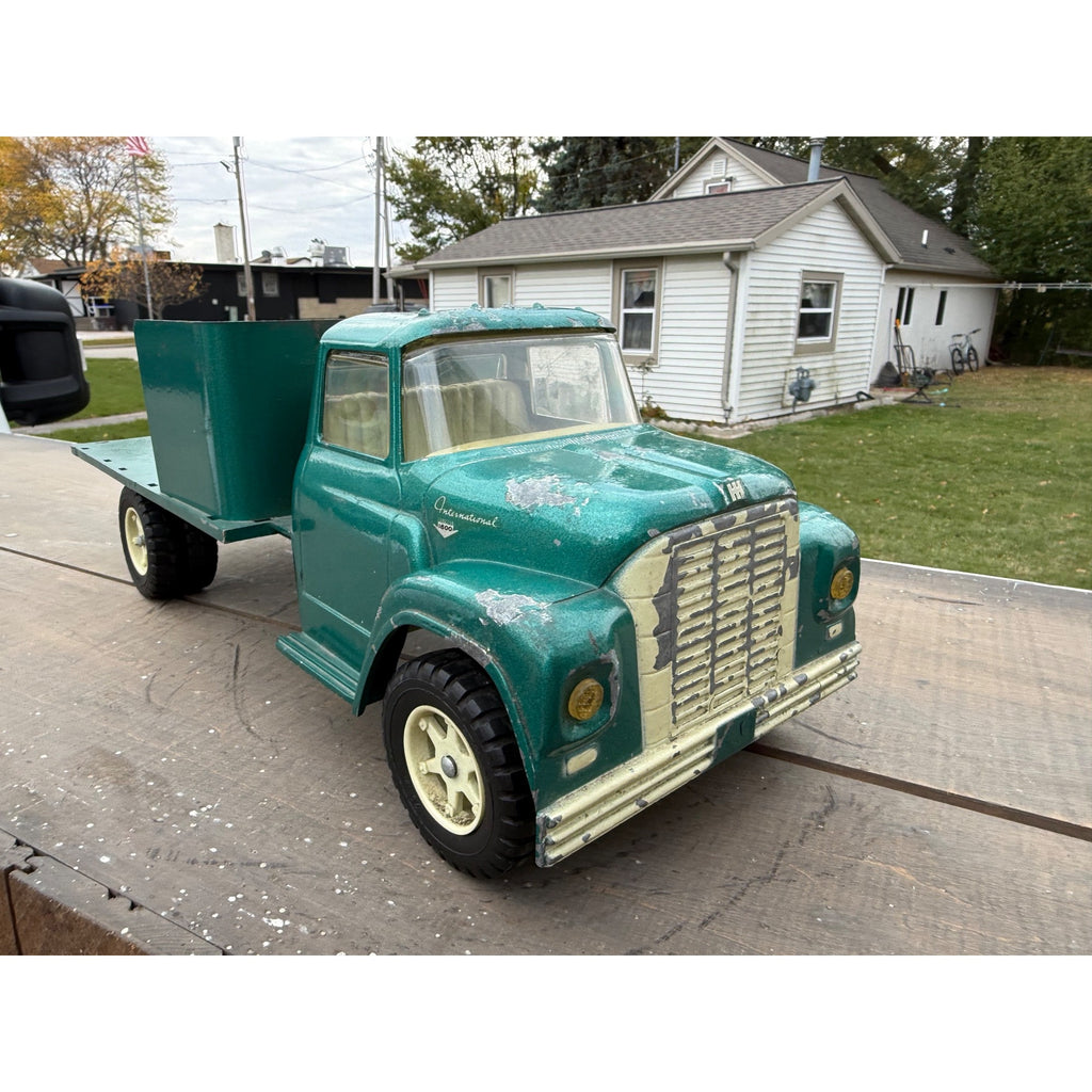 Vintage International Loadstar 1600 Green Farm Truck Pressed Steel Toy