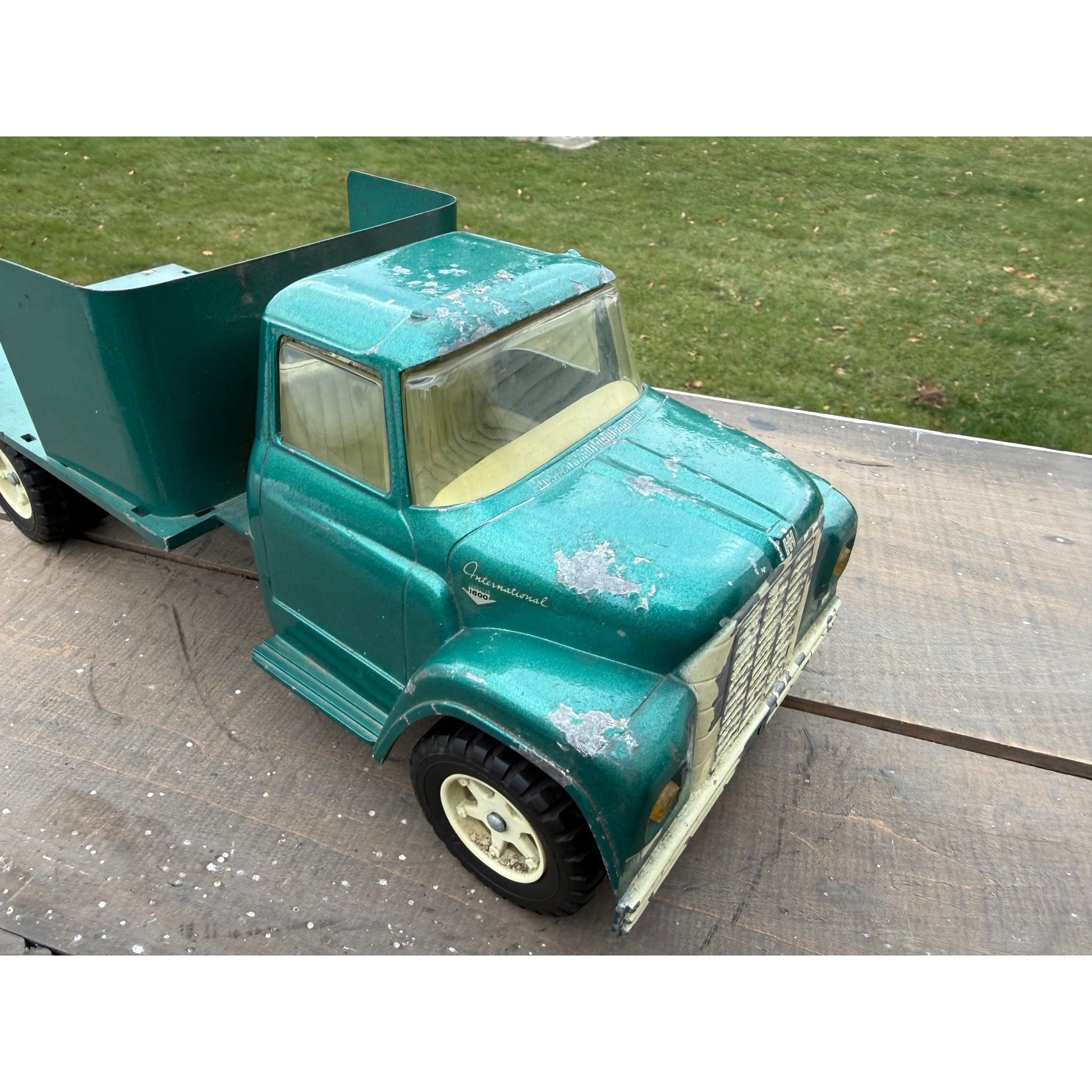 Vintage International Loadstar 1600 Green Farm Truck Pressed Steel Toy