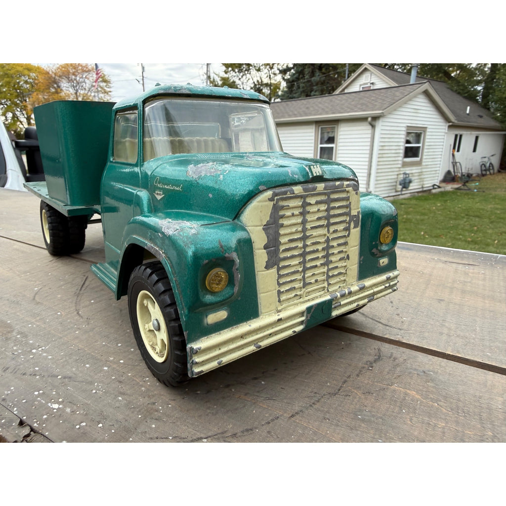 Vintage International Loadstar 1600 Green Farm Truck Pressed Steel Toy