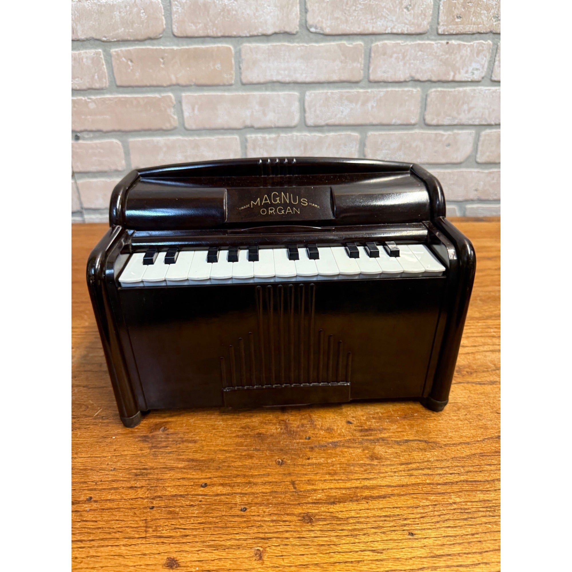 Vintage Magnus 1940s Organ Bakelite or Plastic Child's Table Electric Organ, Works Model 1510
