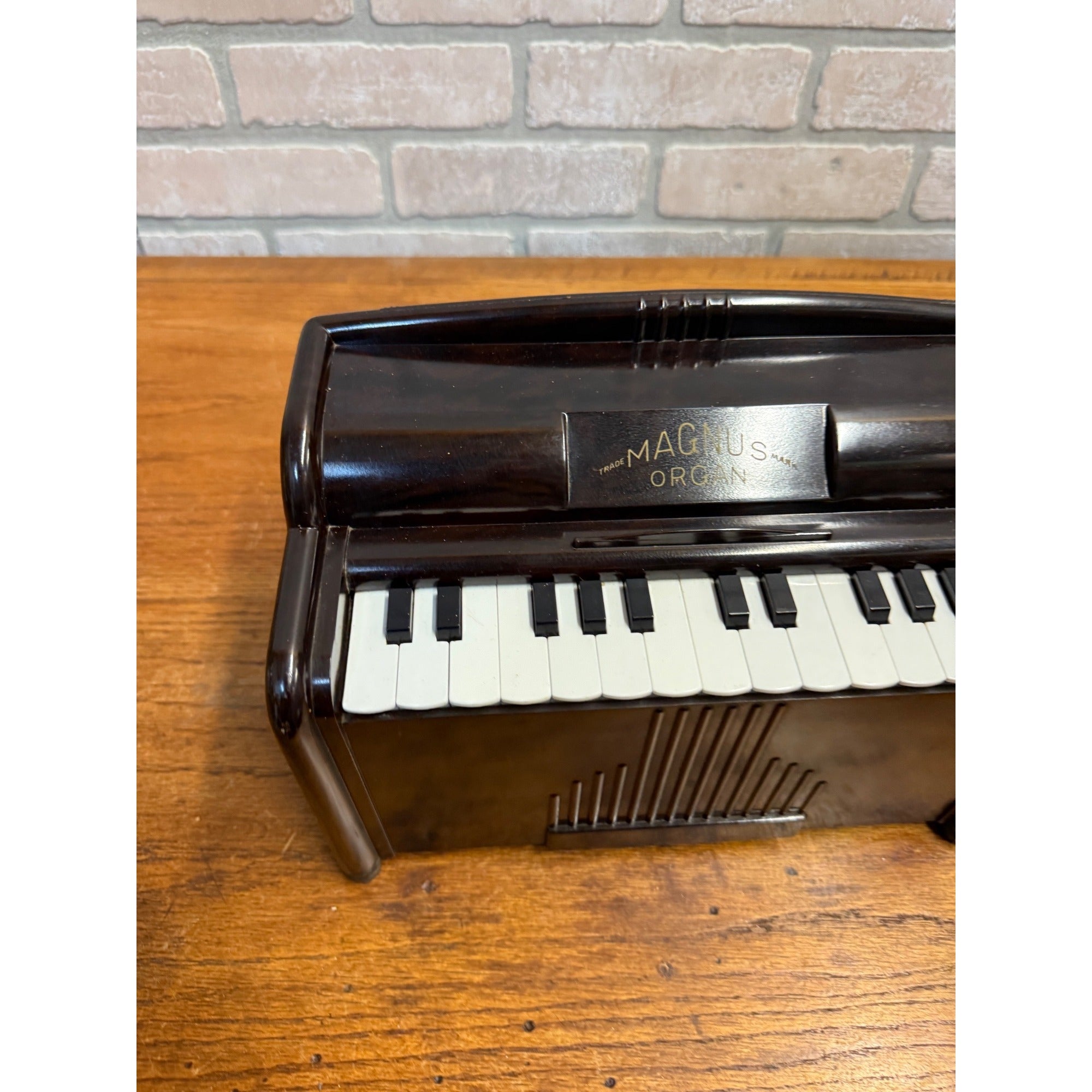 Vintage Magnus 1940s Organ Bakelite or Plastic Child's Table Electric Organ, Works Model 1510