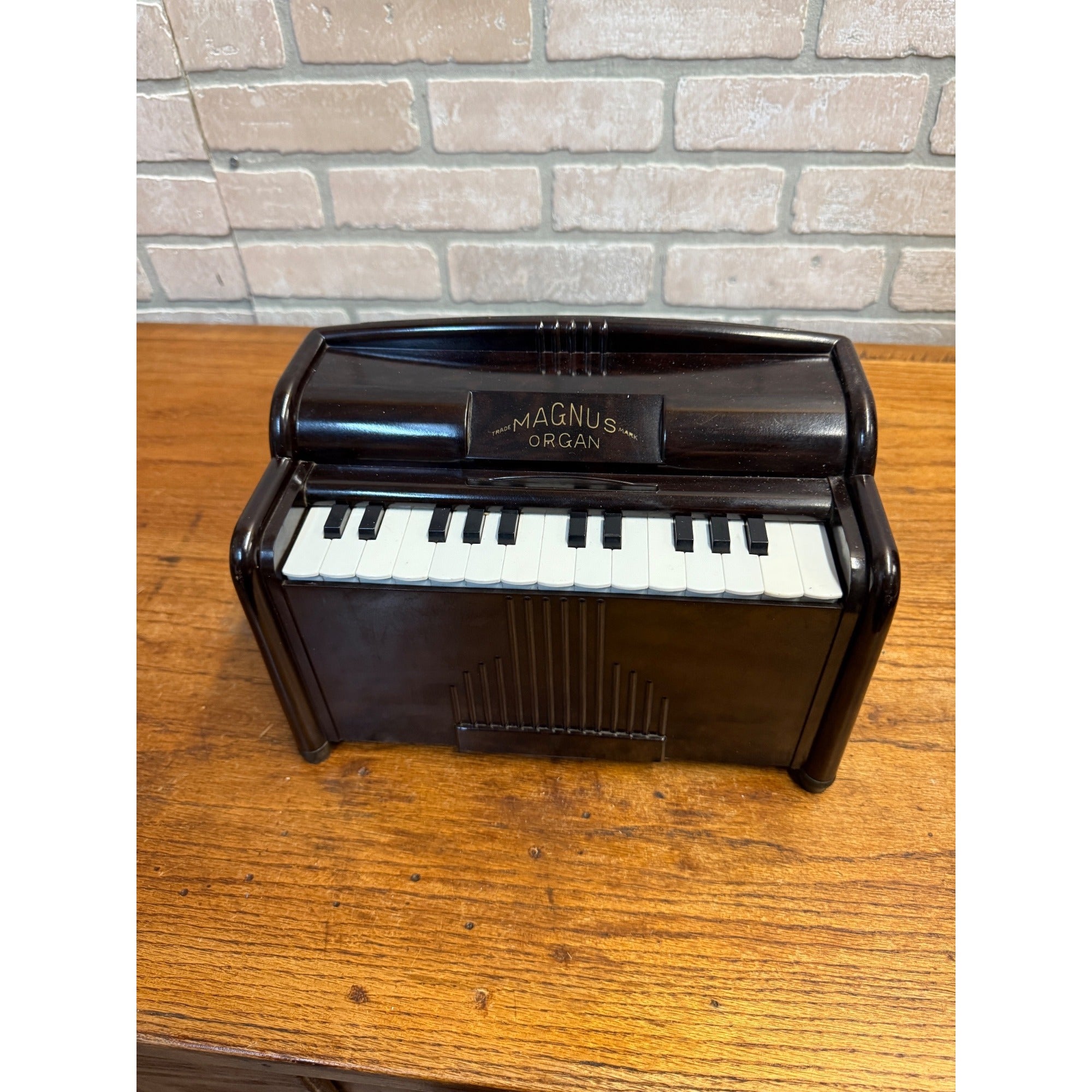 Vintage Magnus 1940s Organ Bakelite or Plastic Child's Table Electric Organ, Works Model 1510