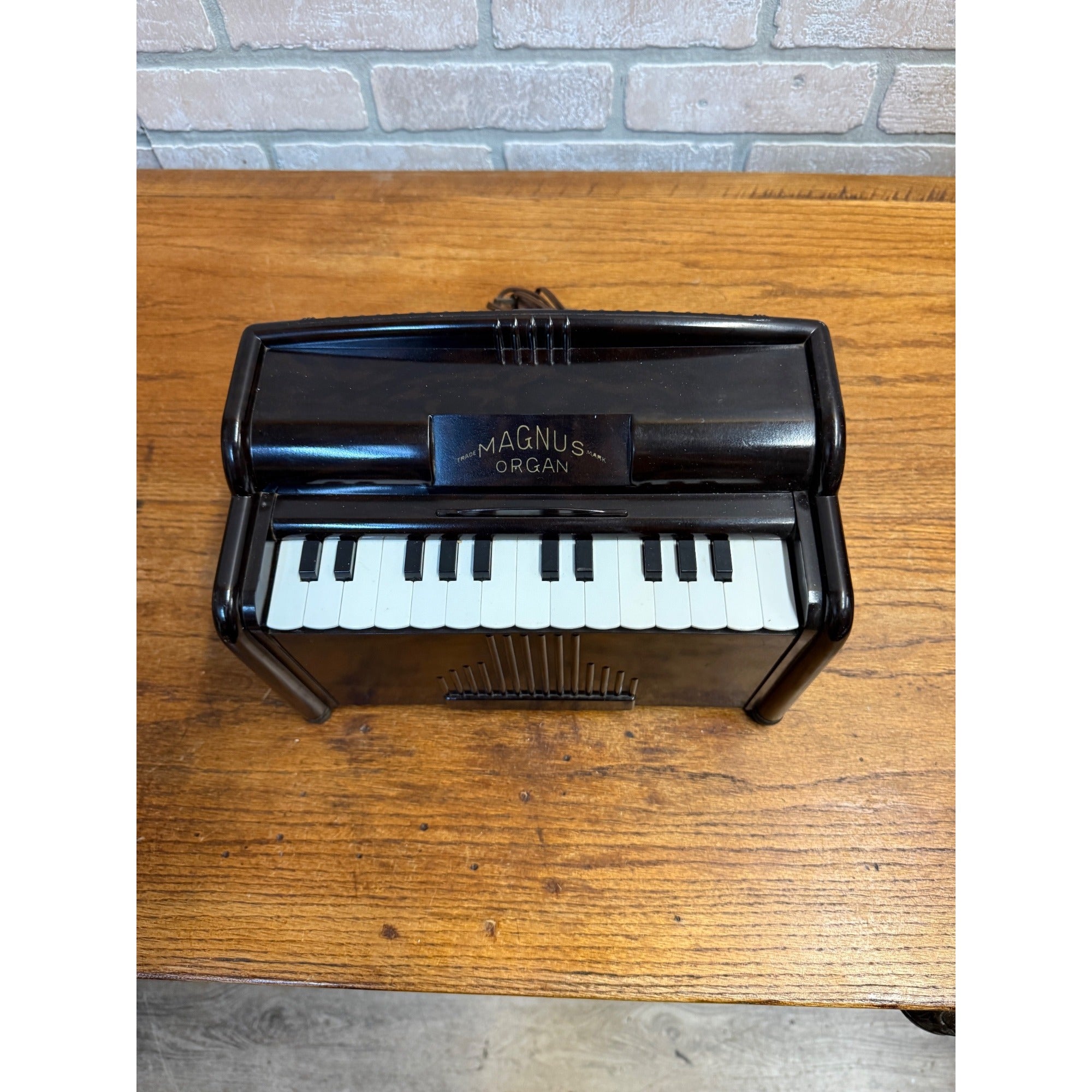 Vintage Magnus 1940s Organ Bakelite or Plastic Child's Table Electric Organ, Works Model 1510