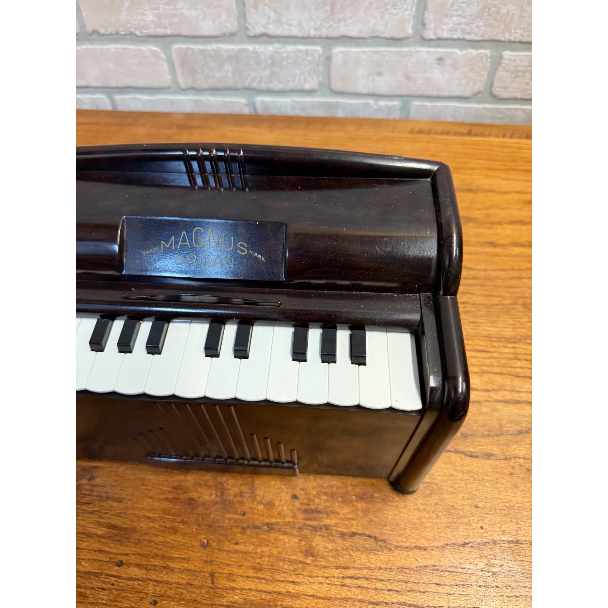 Vintage Magnus 1940s Organ Bakelite or Plastic Child's Table Electric Organ, Works Model 1510