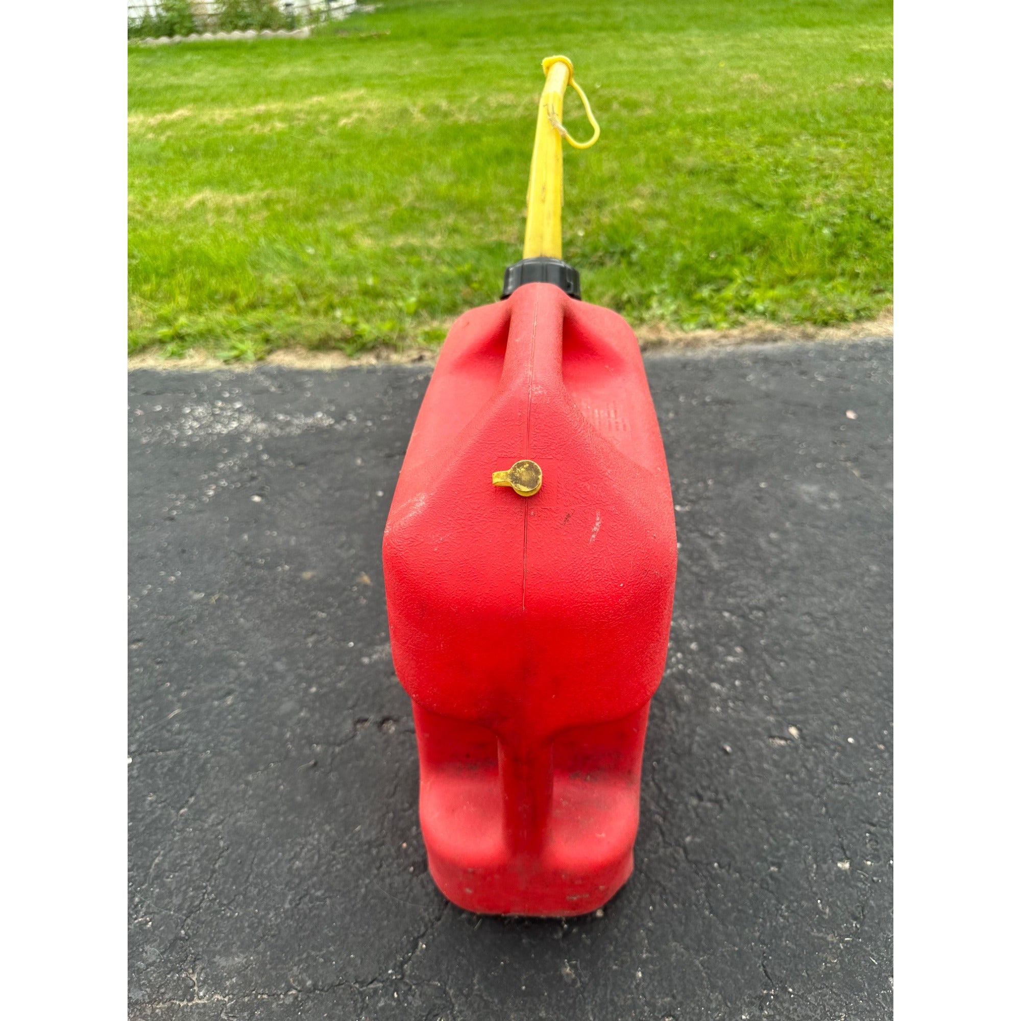 Vintage RARE 4 1/2 Gallon Chilton Gas Can with Spout Pre-Ban Model P5