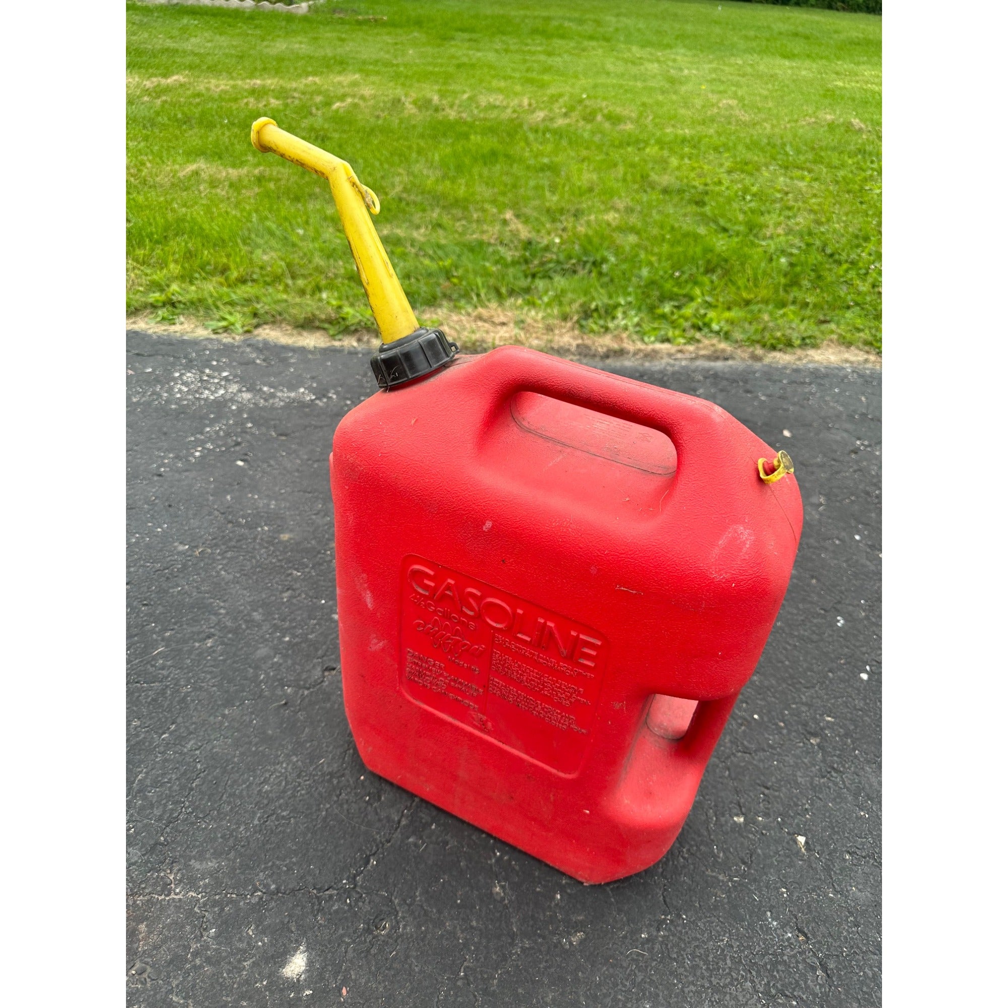 Vintage RARE 4 1/2 Gallon Chilton Gas Can with Spout Pre-Ban Model P5