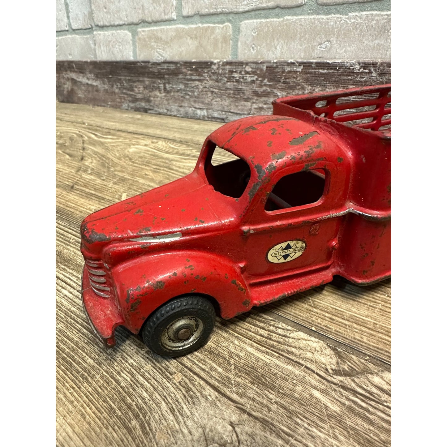 EARLY 1940S ANTIQUE ARCADE CAST IRON INTERNATIONAL 709 STAKE TRUCK