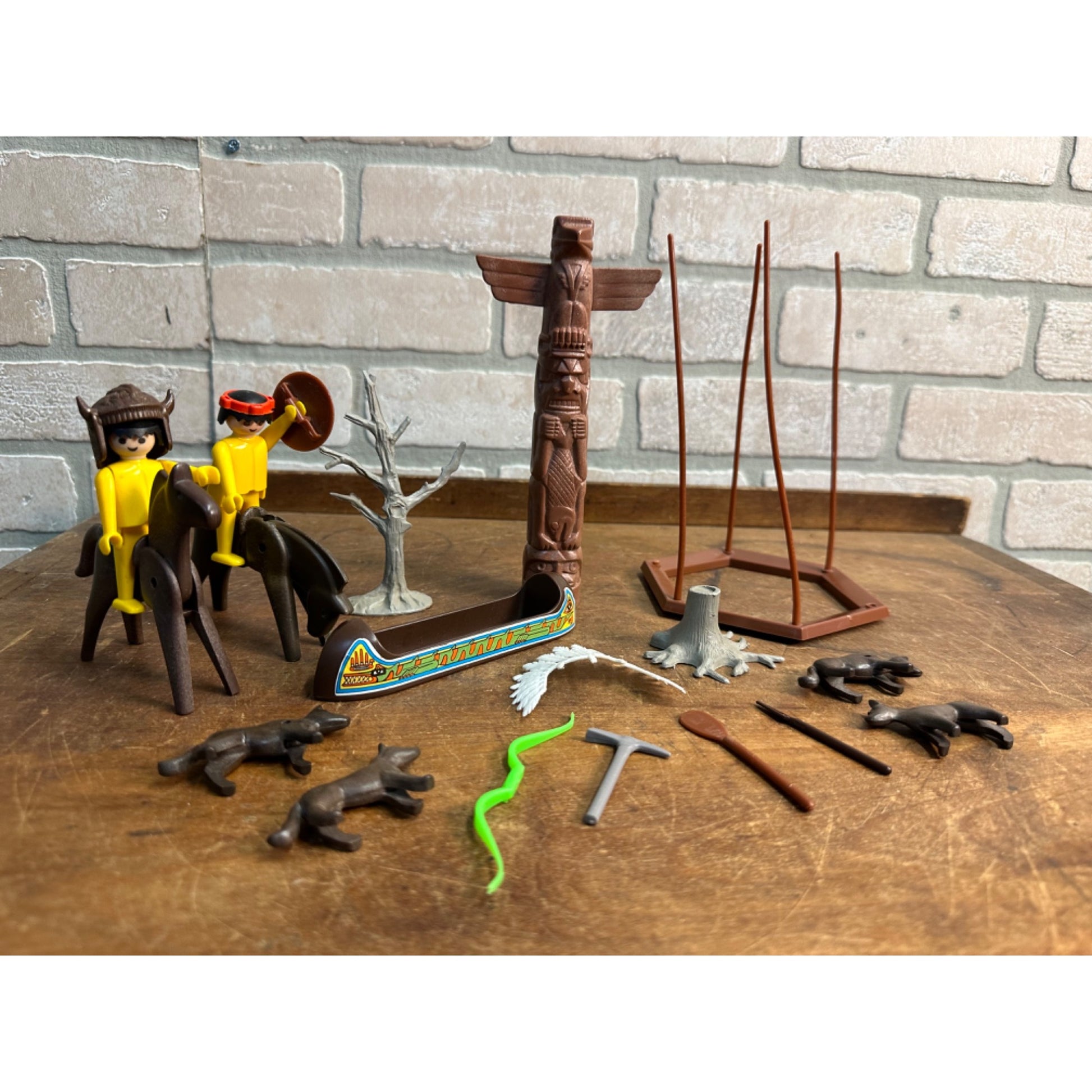 VINTAGE 1974 GEOBRA PLAYMOBIL INDIAN CAMP LOT, TEEPEE, CANOE, INDIAN, HORSE, TOTEM POLE