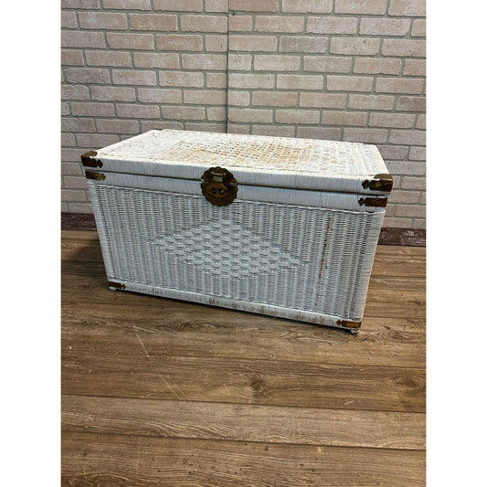 VINTAGE LARGE WHITE WICKER STORAGE TRUNK CHEST BIN BASKET