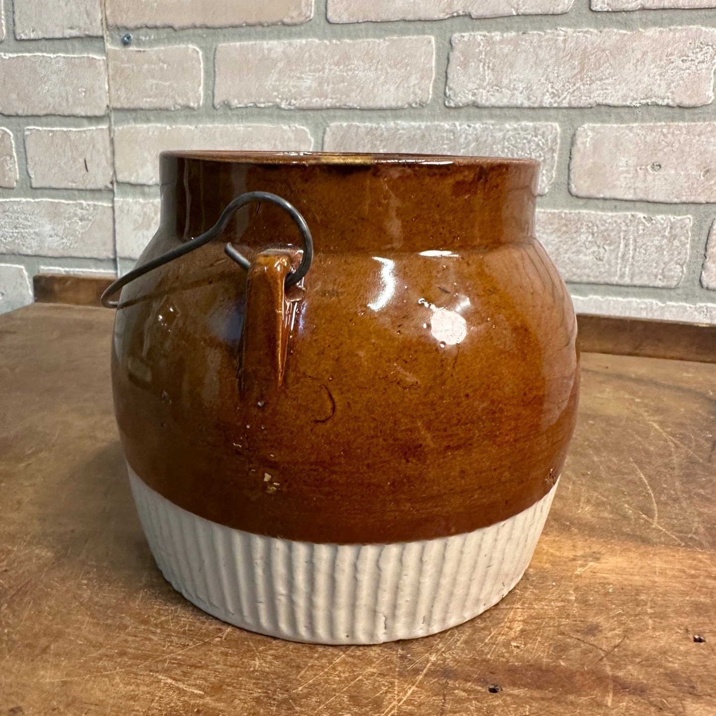 RED WING BROWN & WHITE BAILED BEAN POT WITH BAR HANDLE RIBBED