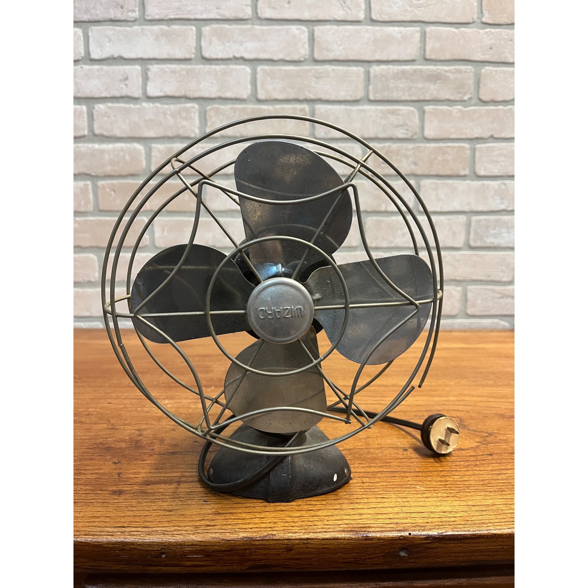 Vintage WIZARD Single Speed Model 1100J Tabletop Fan Metal Tested Runs 10"