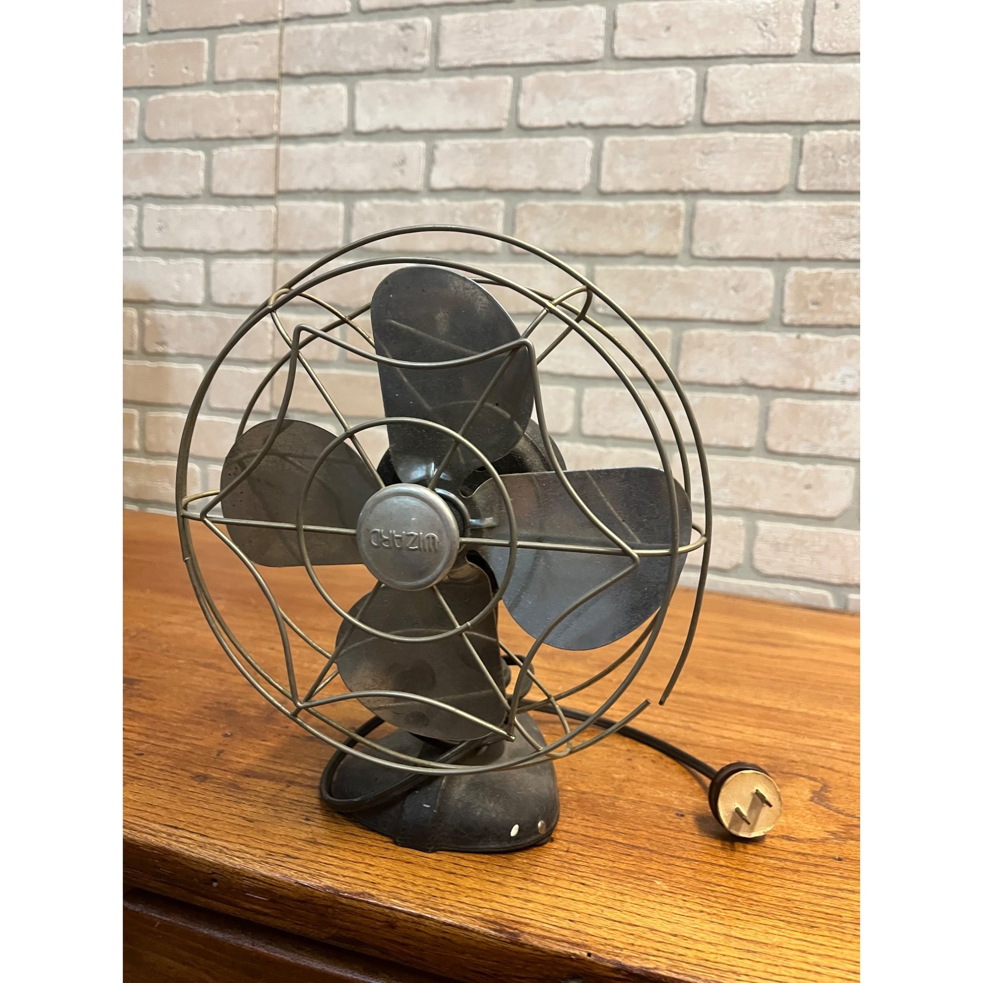 Vintage WIZARD Single Speed Model 1100J Tabletop Fan Metal Tested Runs 10"