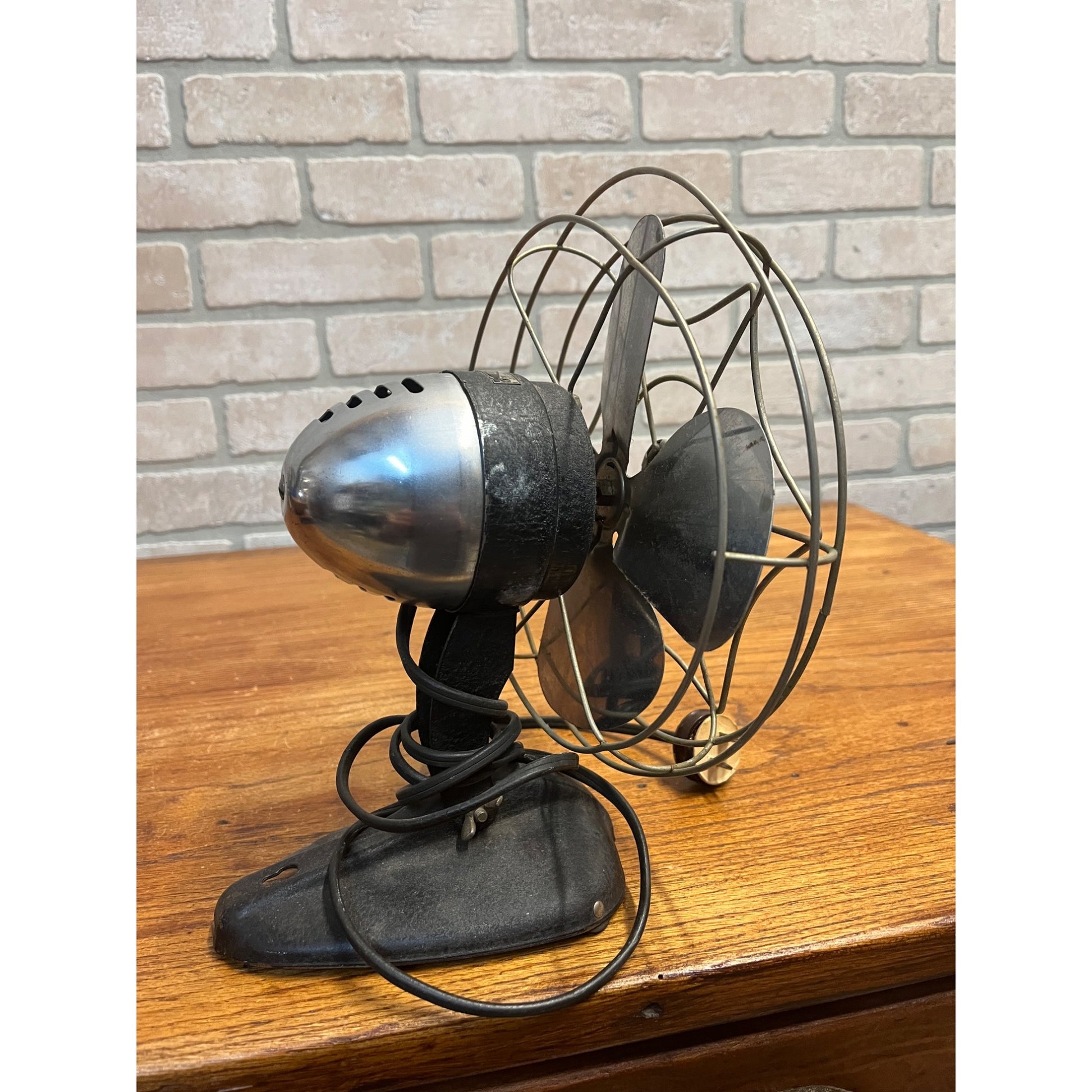 Vintage WIZARD Single Speed Model 1100J Tabletop Fan Metal Tested Runs 10"