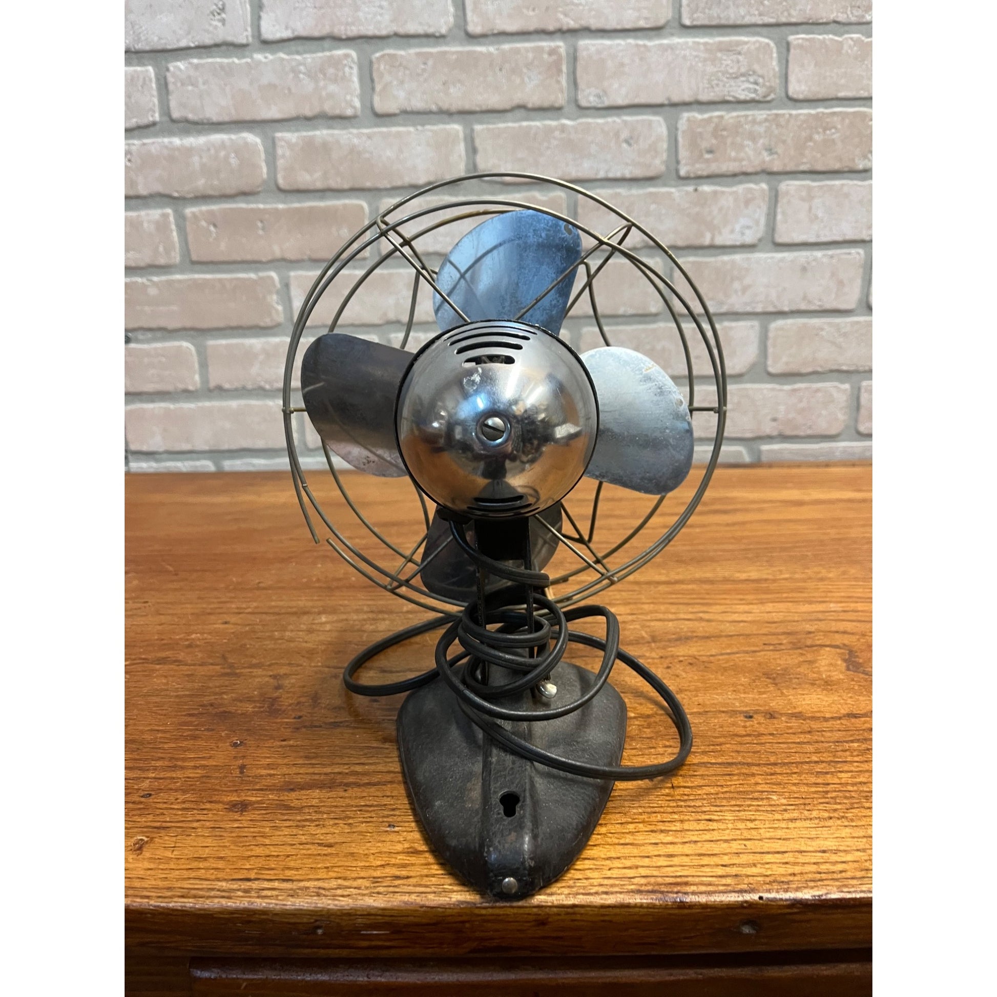 Vintage WIZARD Single Speed Model 1100J Tabletop Fan Metal Tested Runs 10"