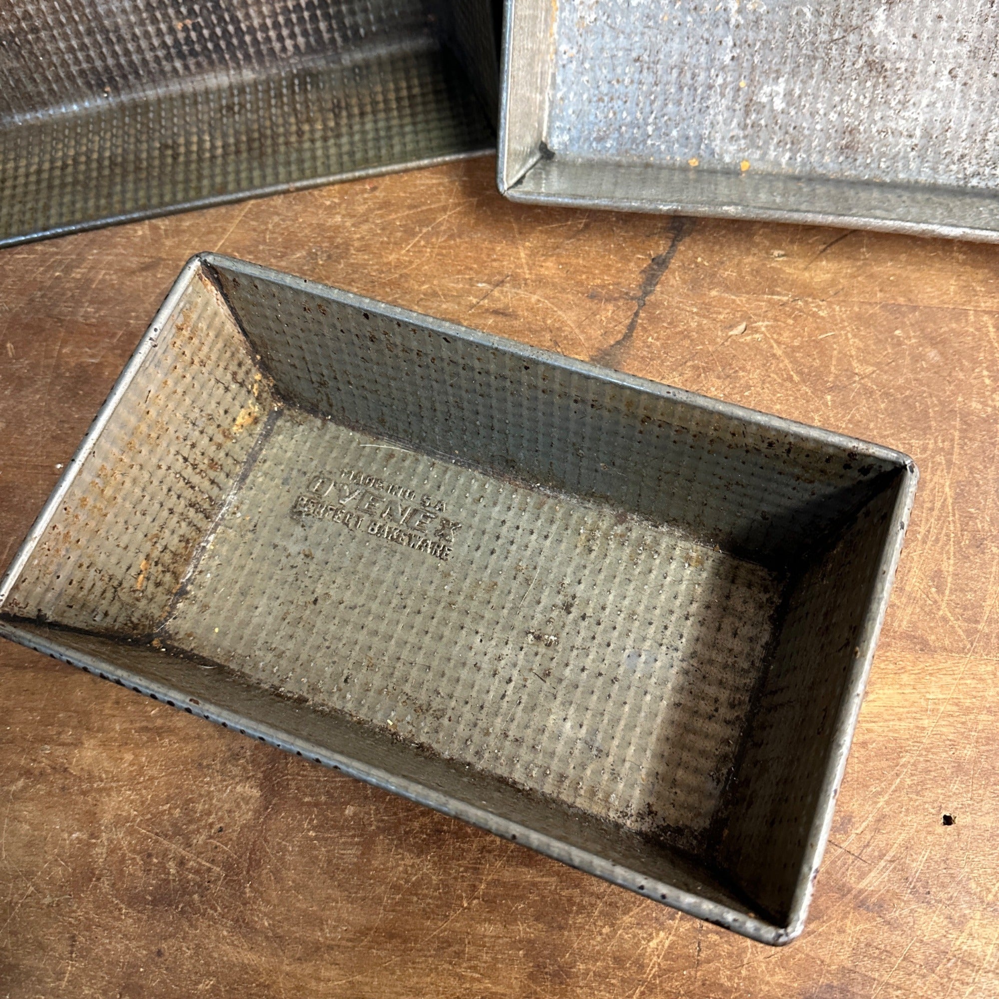 (3) Vintage Ovenex Cake Bread Pans Ekco 632, 47, 57 10" Kitchen decor  Tin