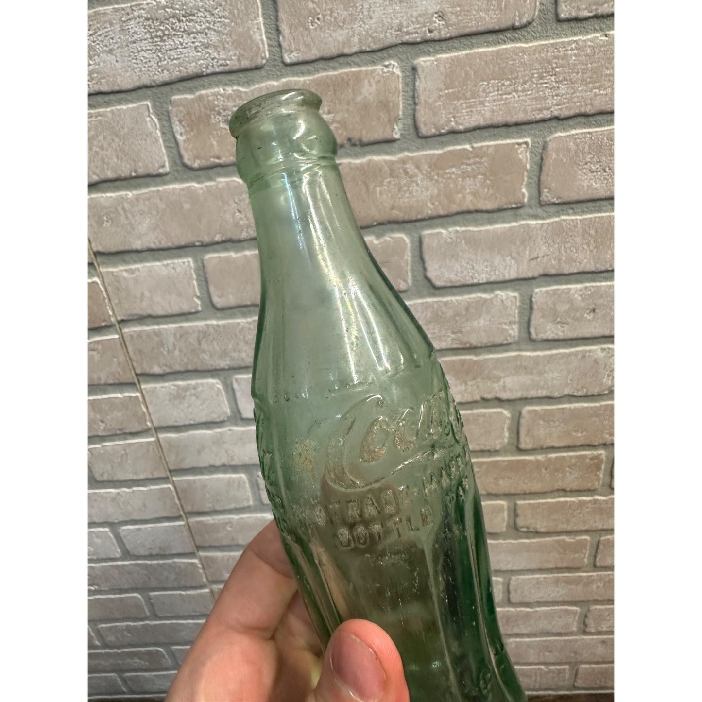 Vintage Coca Cola Bottle Oshkosh WI Embossed 6 Fl Oz Hobbleskirt (1938-51)