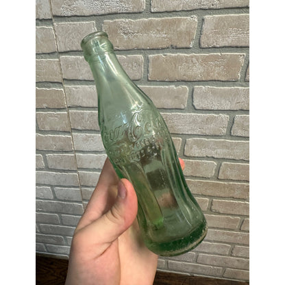 Vintage Coca Cola Bottle Oshkosh WI Embossed 6 Fl Oz Hobbleskirt (1938-51)