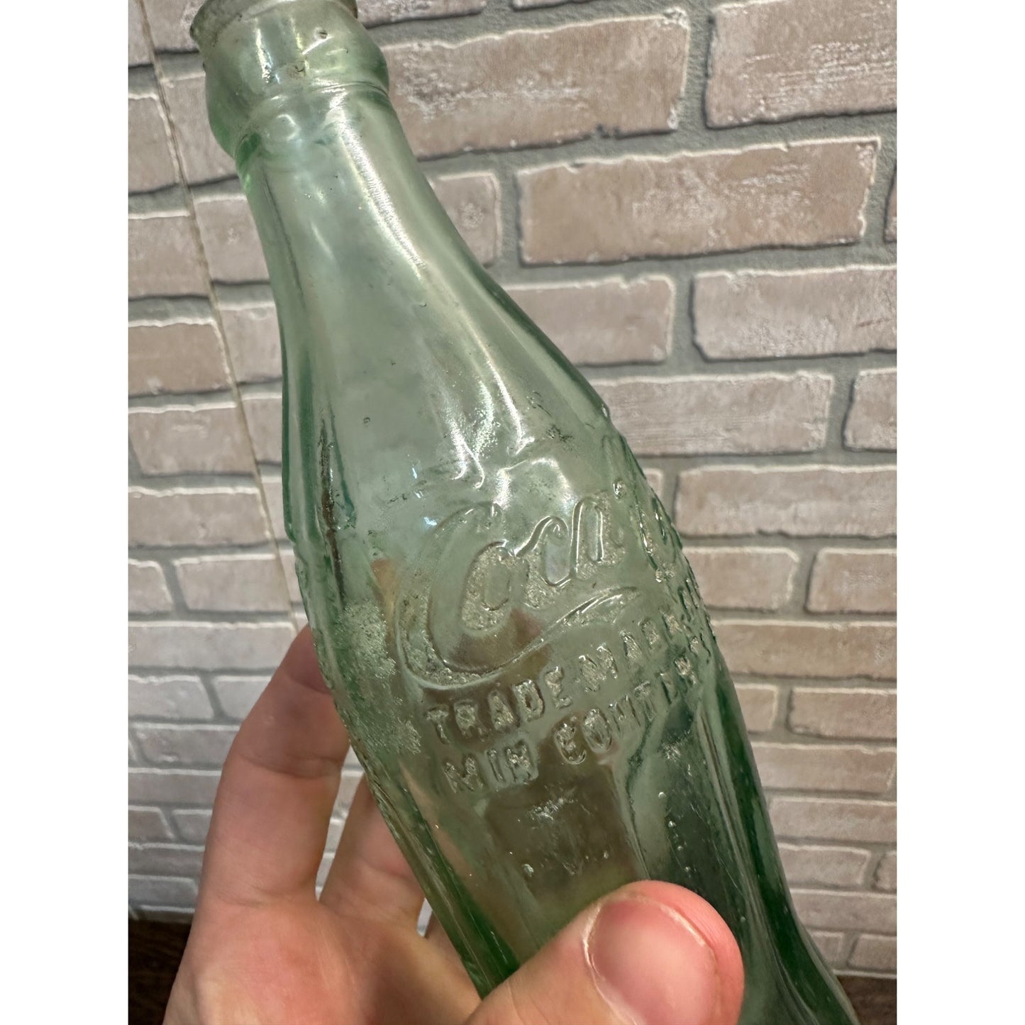 Vintage Coca Cola Bottle Oshkosh WI Embossed 6 Fl Oz Hobbleskirt (1938-51)